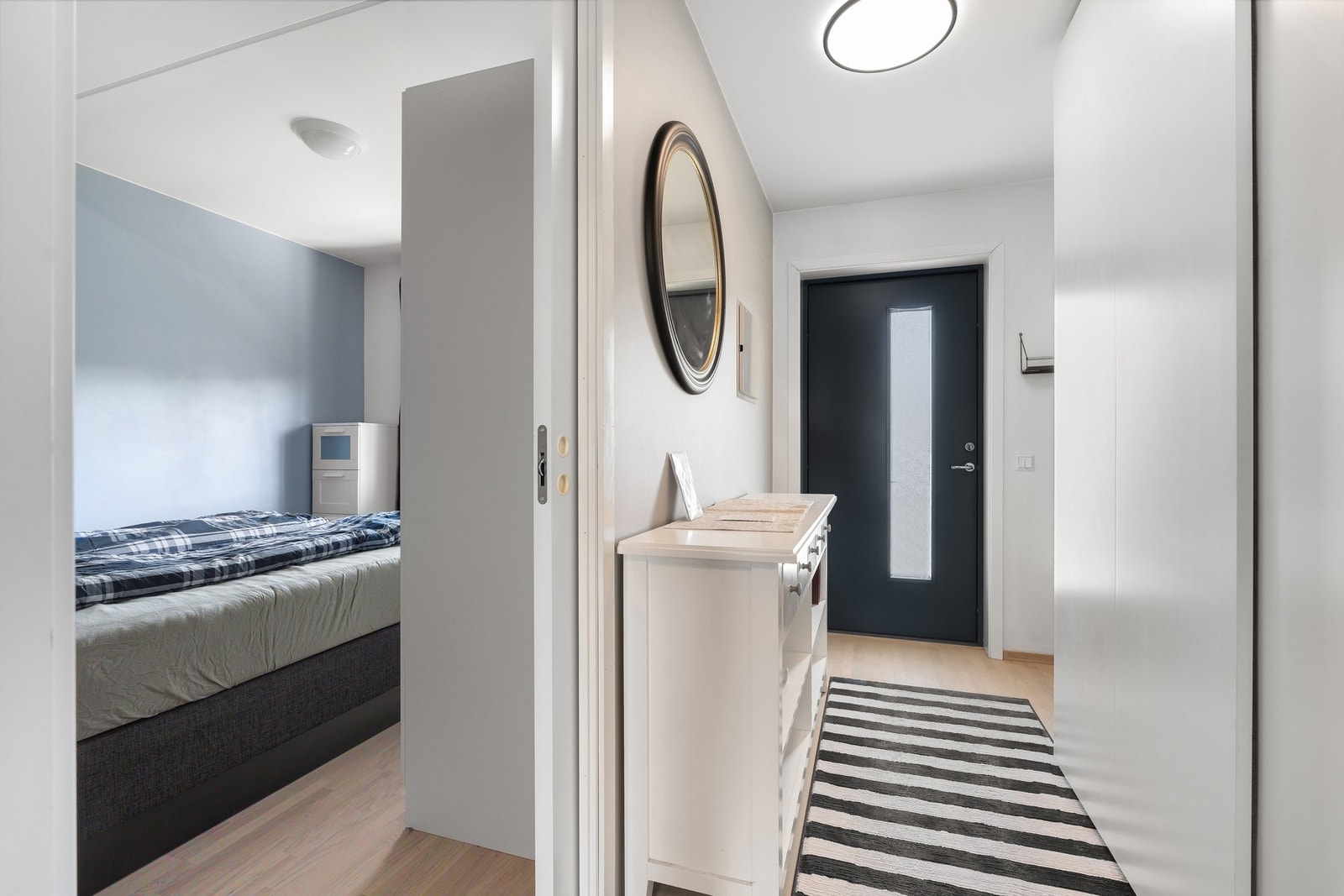Romslig gang med gode oppbevaringsmuligheter for yttertøy og sko. Galleribilde