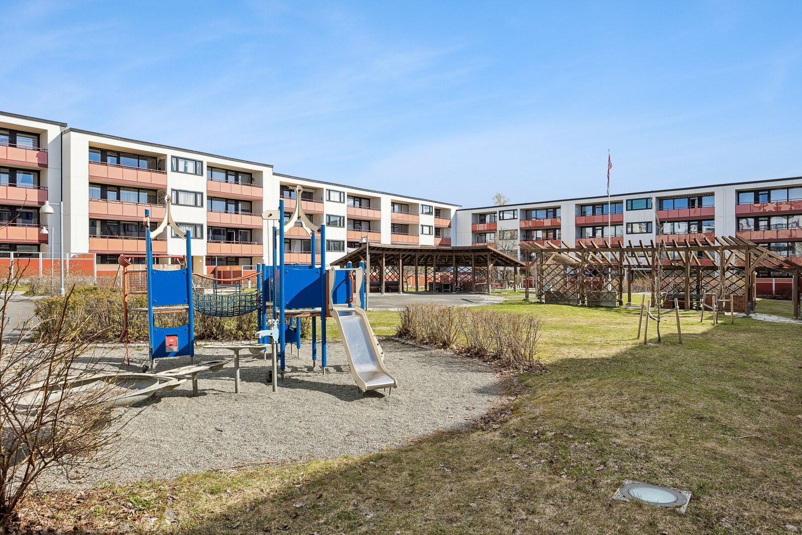 Pent opparbeidet fellesareal med diverse benker og lekeplasser. Galleribilde
