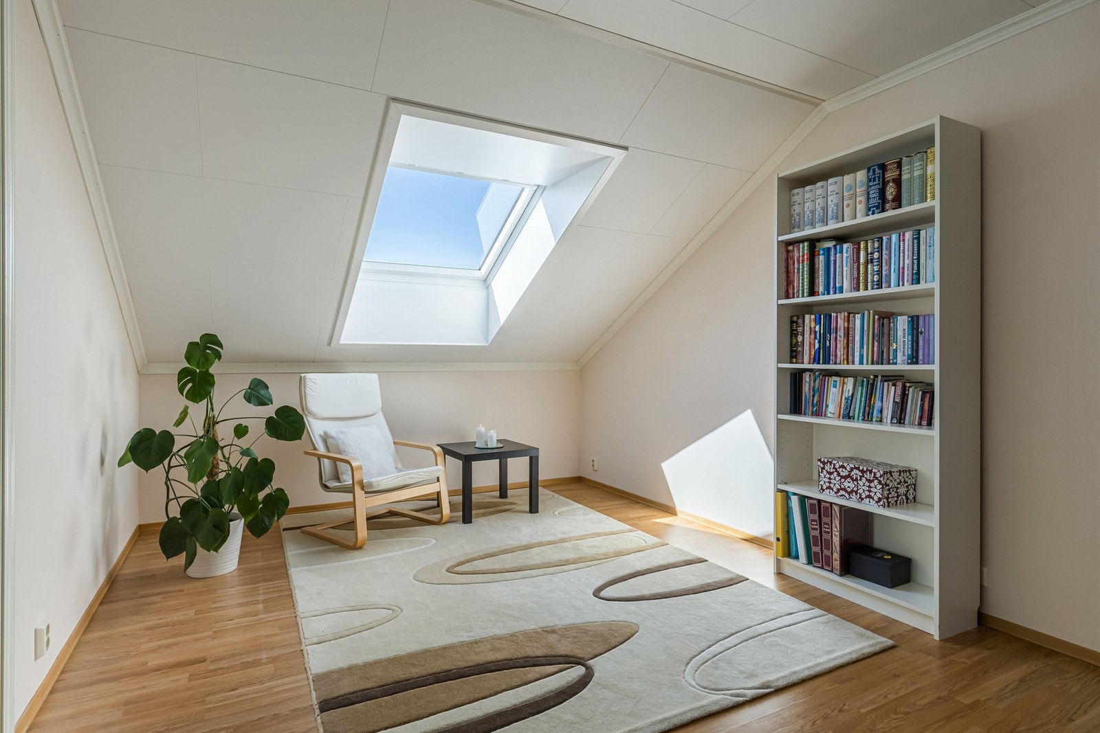 Lyst og luftig soverom med takvindu som gir godt med naturlig lys. Fint som kontor eller ekstra oppholdsrom. Galleribilde