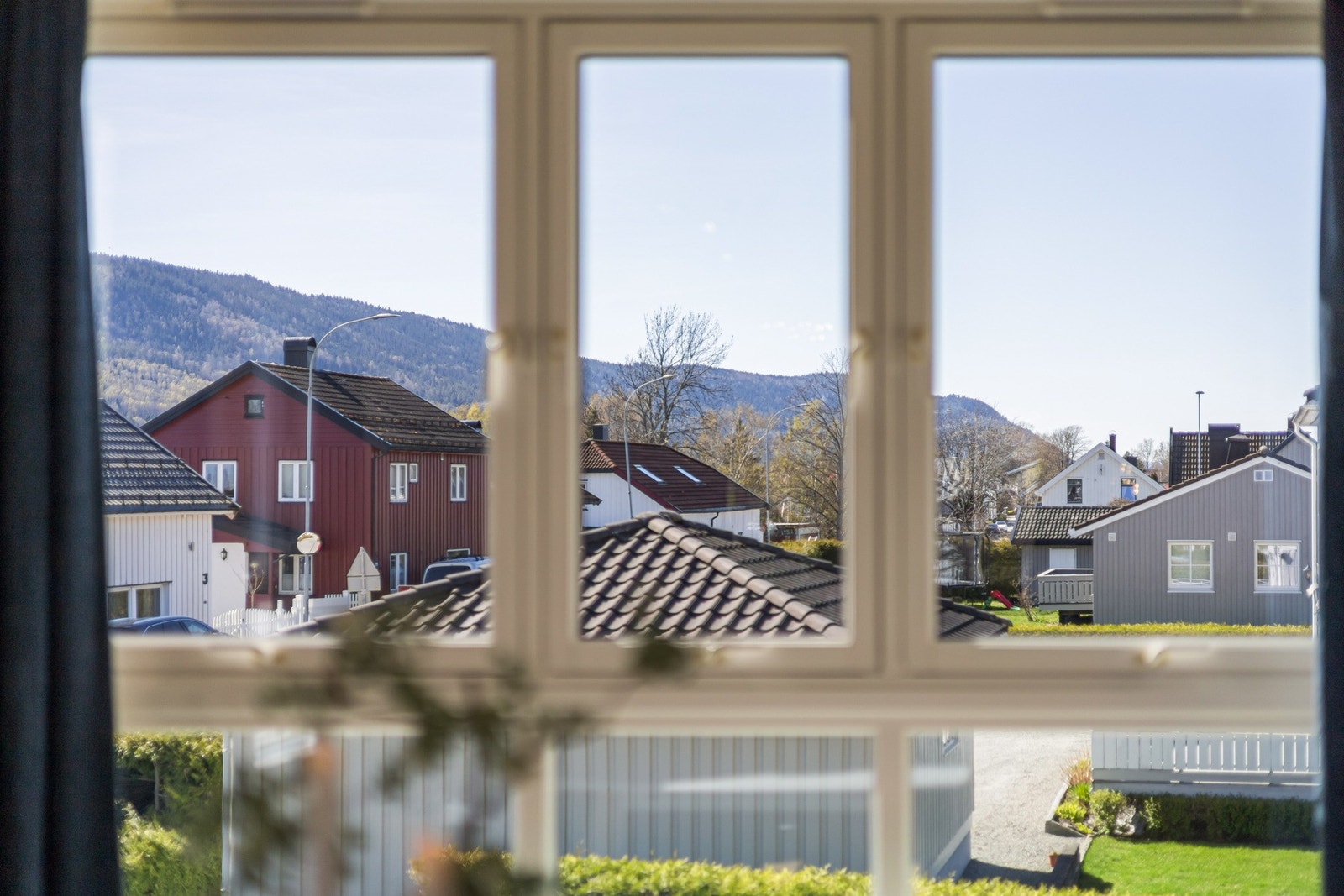Hyggelig utsikt fra stuen mot nærområdet og omkringliggende landskap. Galleribilde