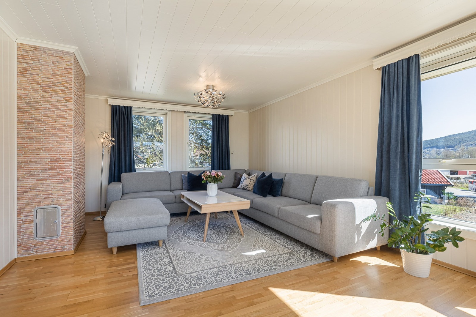 Koselig stue med god plass til stor sofagruppe og naturlig lysinnslipp fra flere vinduer. Galleribilde