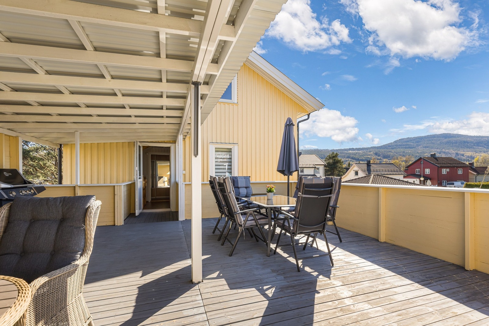 Stor og solrik terrasse med god plass til spisegruppe. Perfekt for hyggelige måltider utendørs. Galleribilde