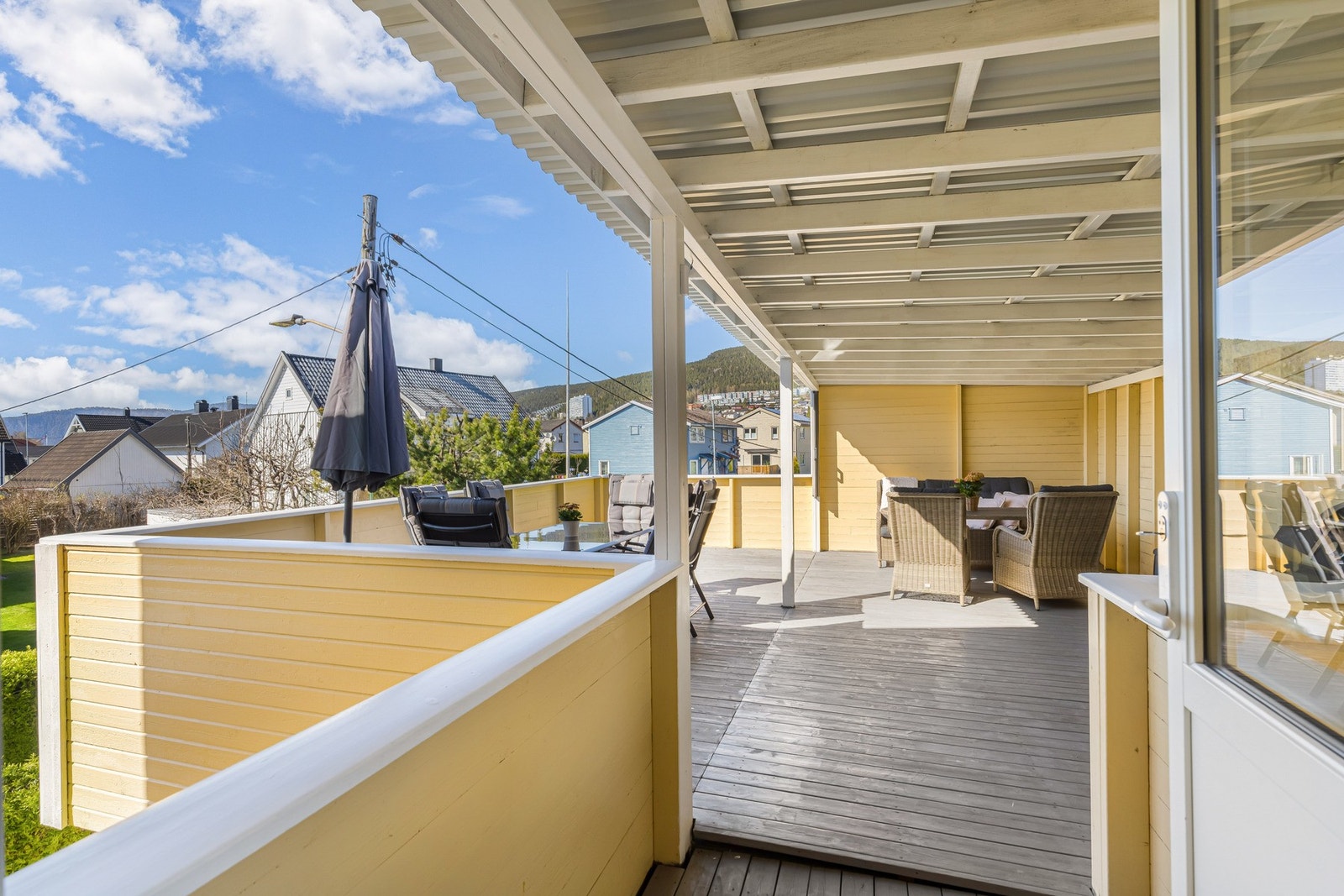Stor, overbygd terrasse med gode soner for både avslapning og sosialt samvær. Nyt uteplassen uansett vær. Galleribilde