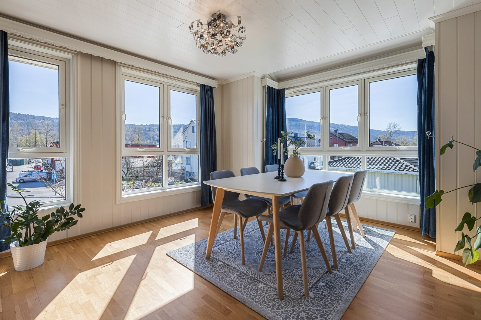 Lys og trivelig spiseplass med store vindusflater og flott utsyn. Et perfekt sted for hyggelige måltider. Galleribilde