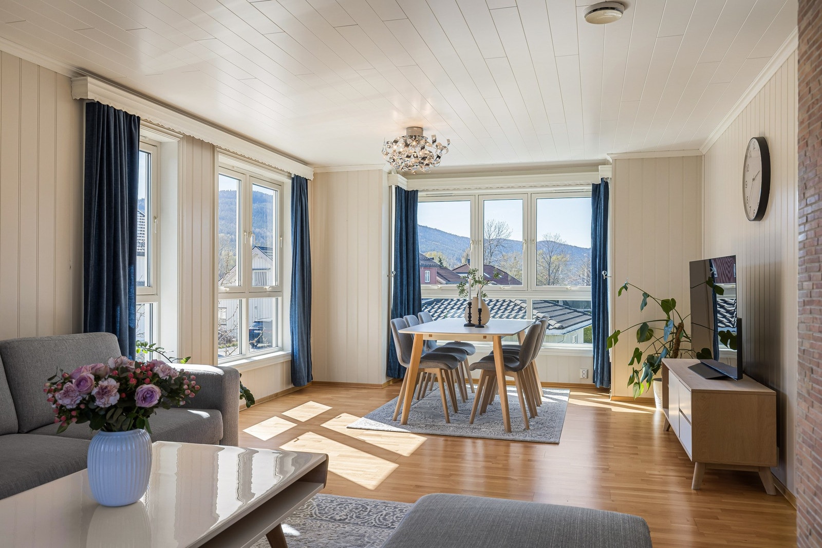 Lys og romslig stue med store vindusflater som slipper inn rikelig med dagslys og gir en luftig romfølelse. Galleribilde