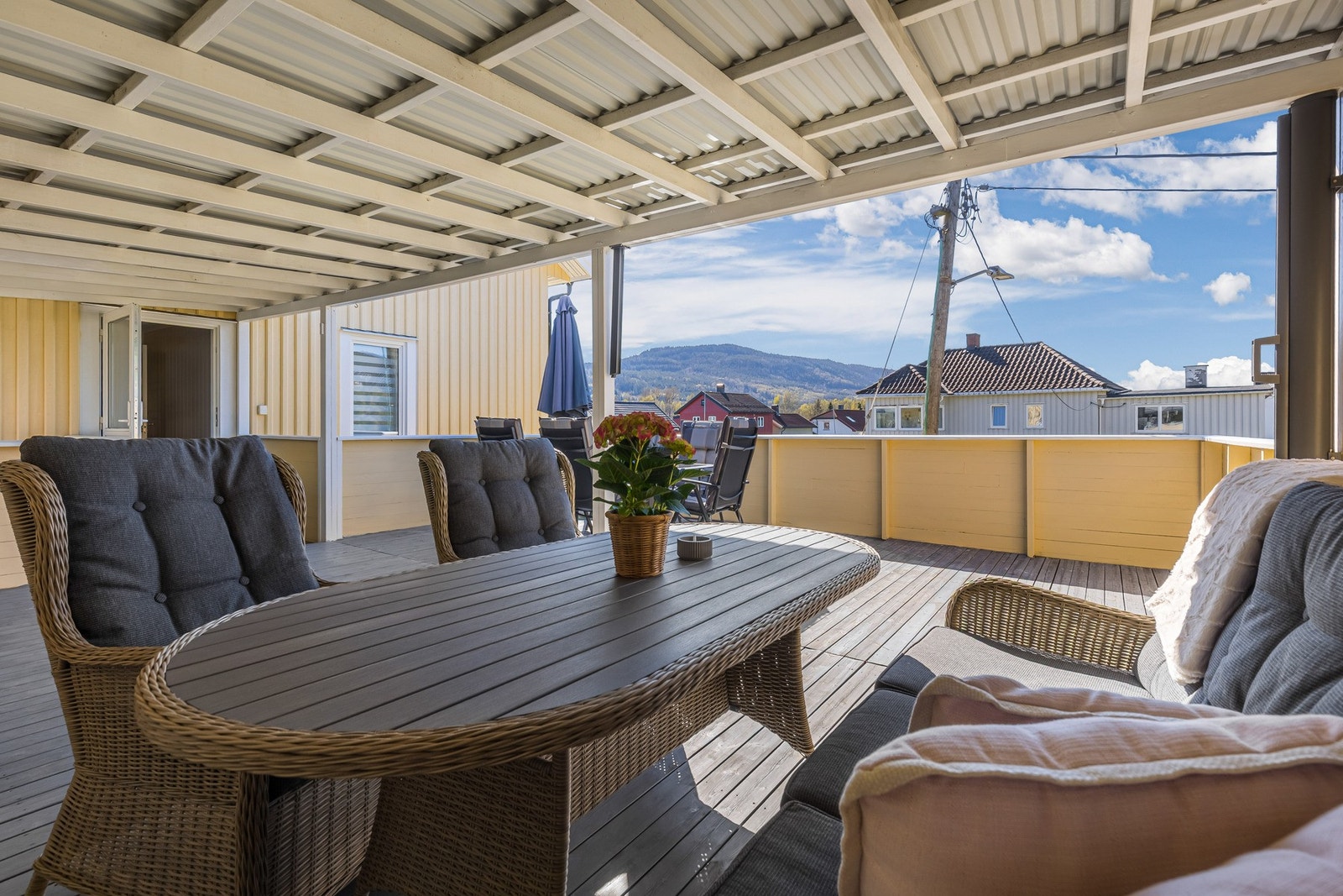 Lun og innbydende sittegruppe på terrassen. Et perfekt sted å nyte utsikten i rolige omgivelser. Galleribilde