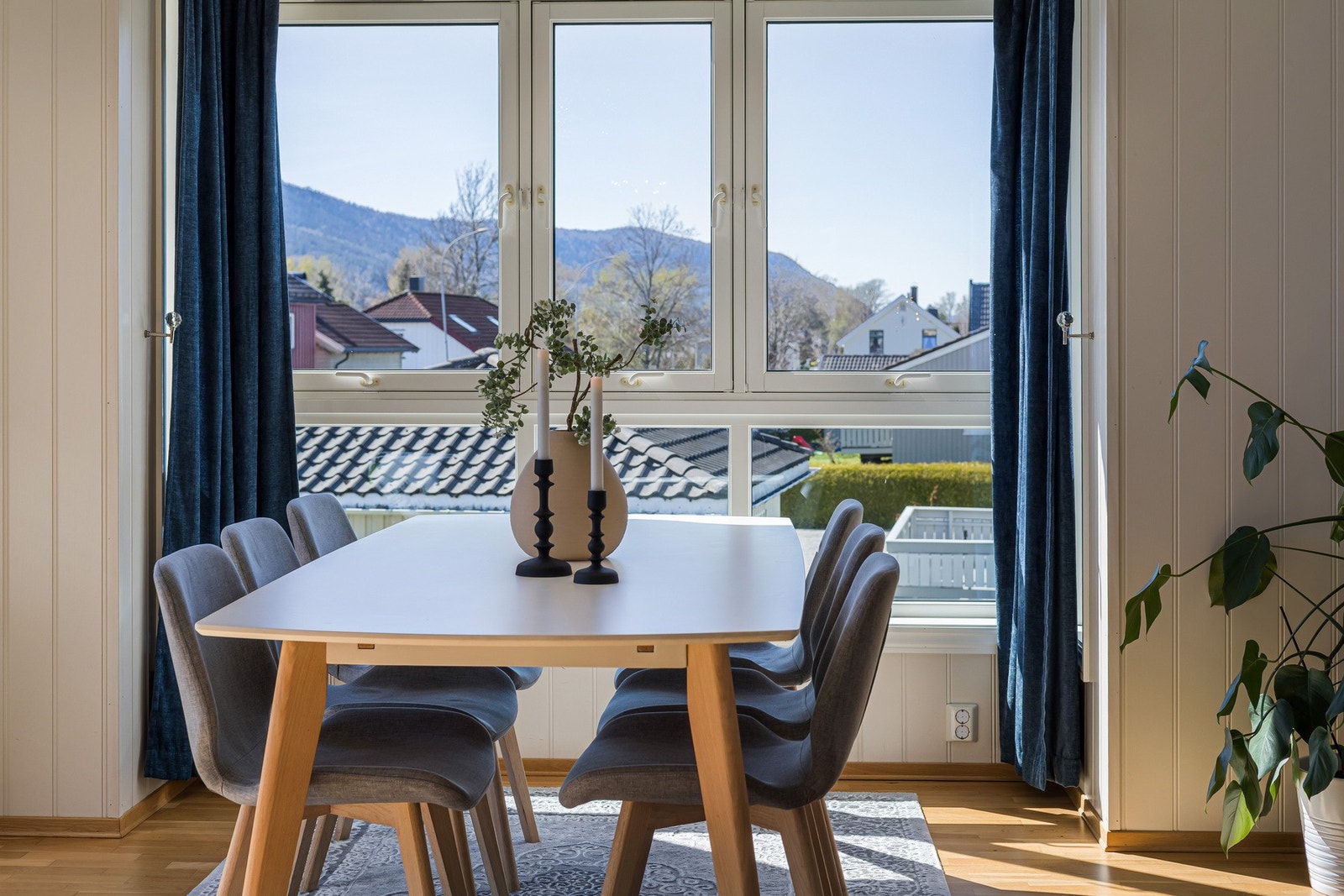 Fin spiseplass med store vinduer som gir rikelig med lys og en luftig følelse i rommet. Galleribilde