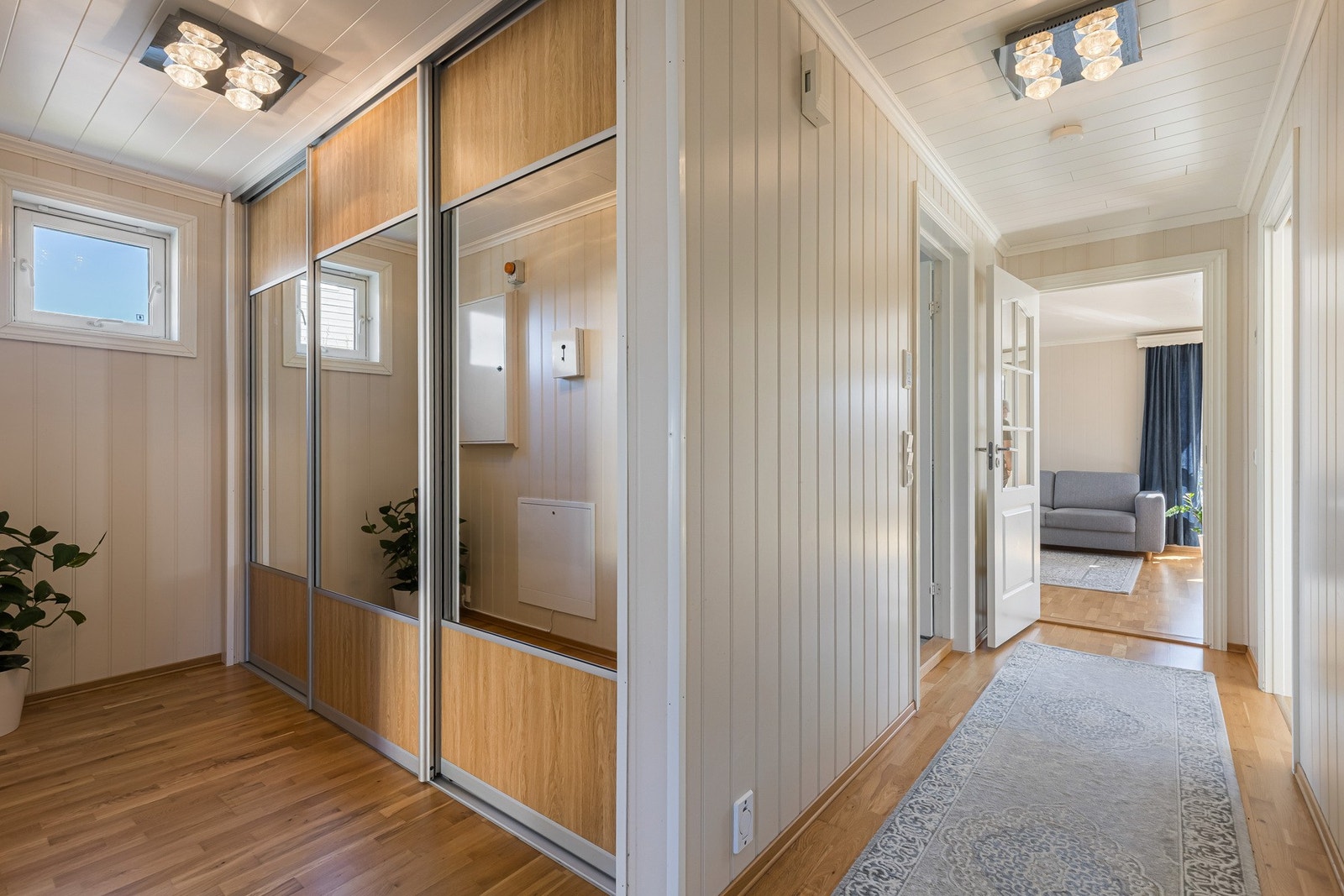 Romslig entré/gang med skyvedørsgarderobe og gode oppbevaringsmuligheter Galleribilde