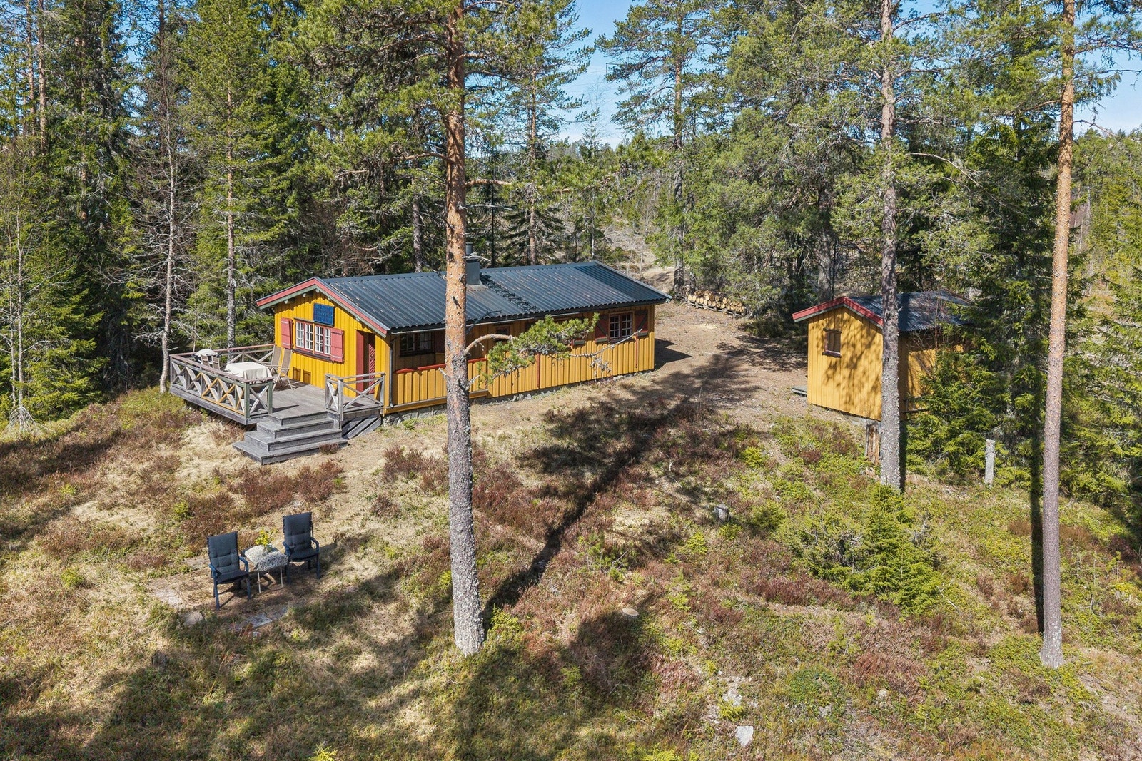 Hytta ligger luftig og fint til på naturtomten, omgitt av skog og med gode solforhold. Det er kort gangavstand fra parkeringen til hytta. Galleribilde