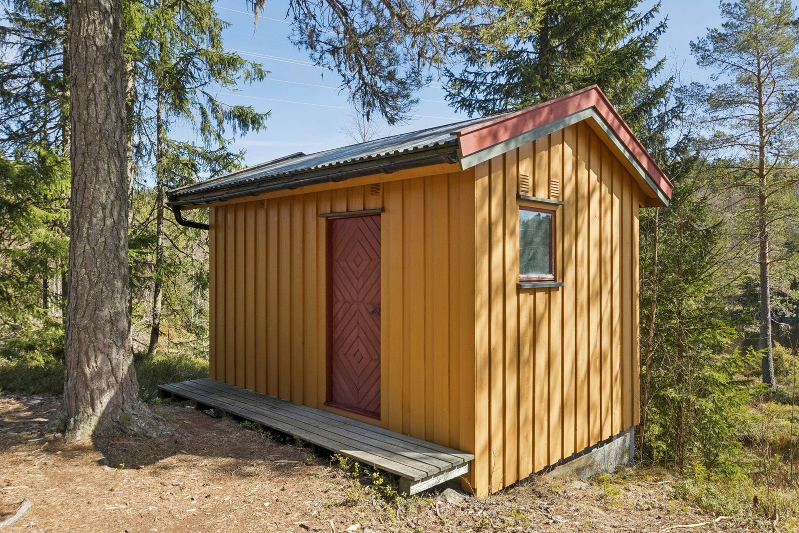 Uthuset inneholder bod og utedo. Galleribilde