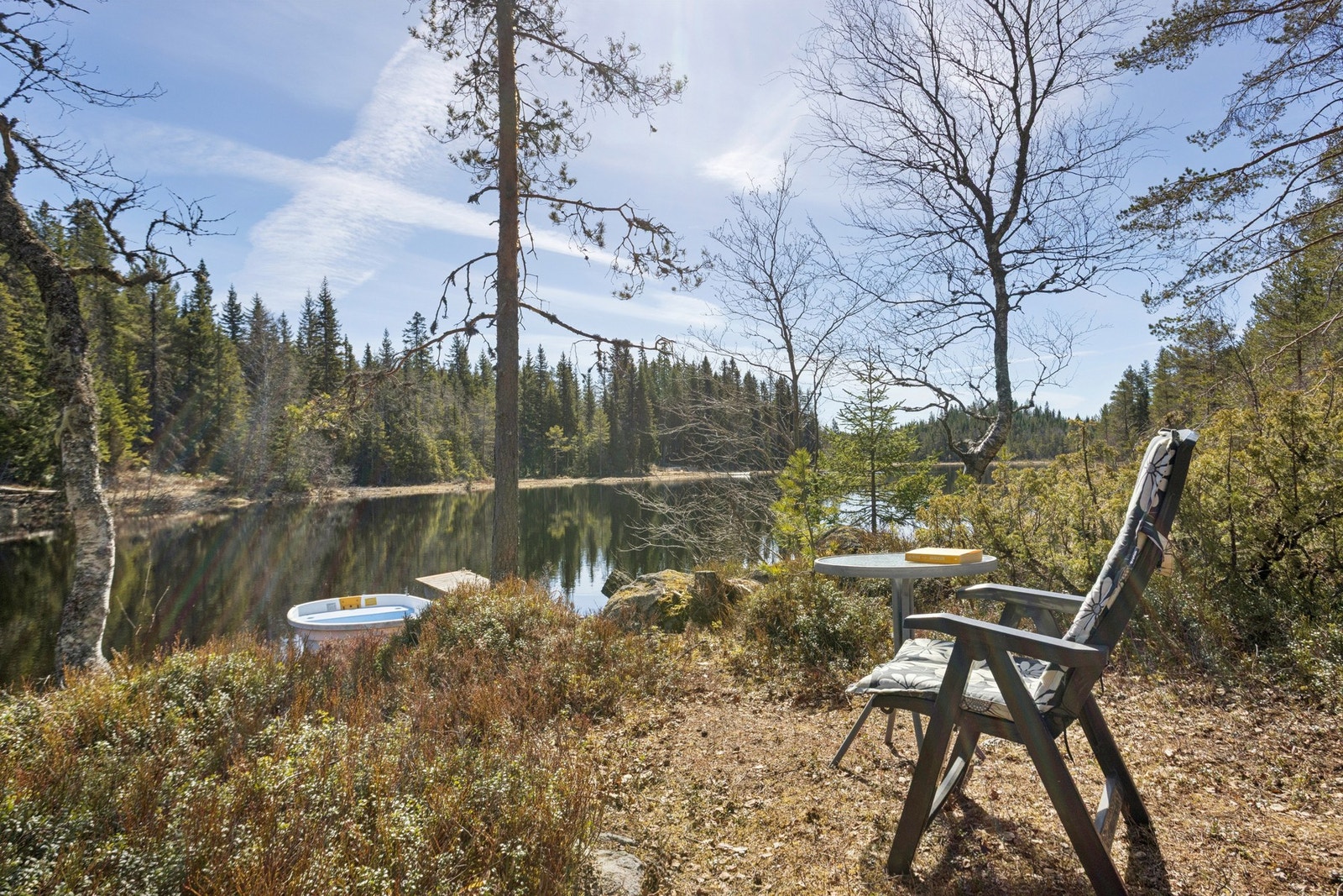 Skiløypa går rett på andre siden av tjernet - så her bor man midt i skieldoradoet vinterstid. Her kan man gå ned til Damtjern og videre til bla. Løvlia eller ta turen opp i treningsrunden eller til Ringkollen. Galleribilde