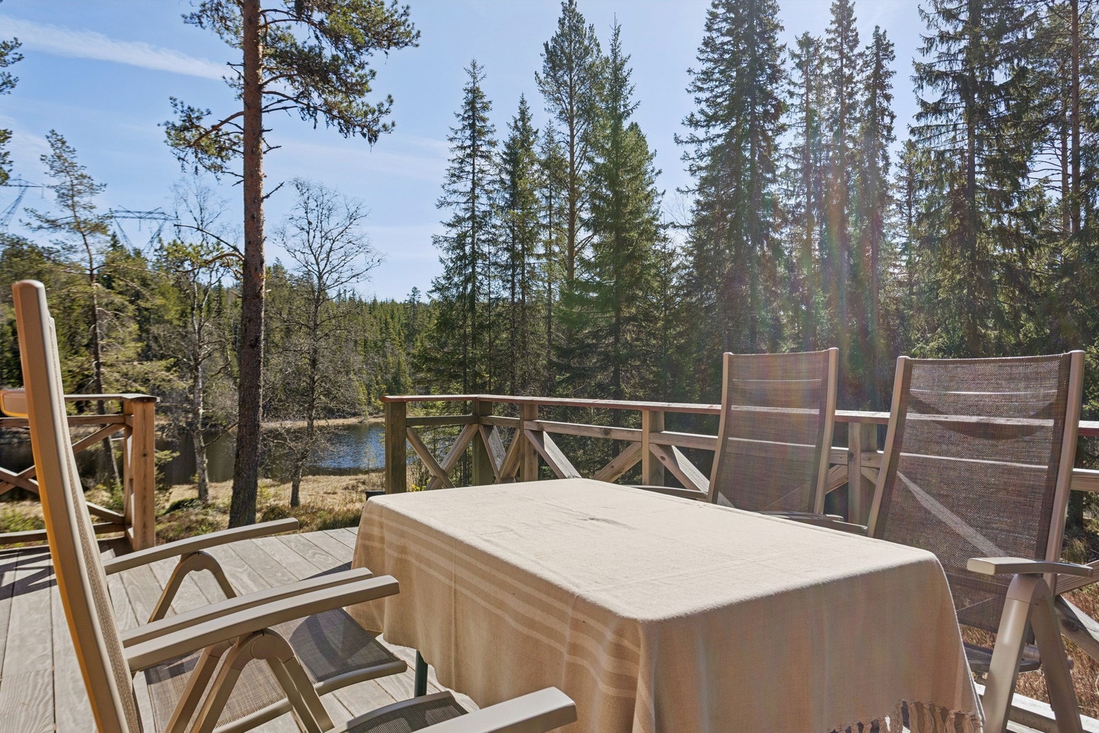 Romslig terrasse med gode solforhold - et perfekt sted å nyte stillheten og naturen rundt. Galleribilde