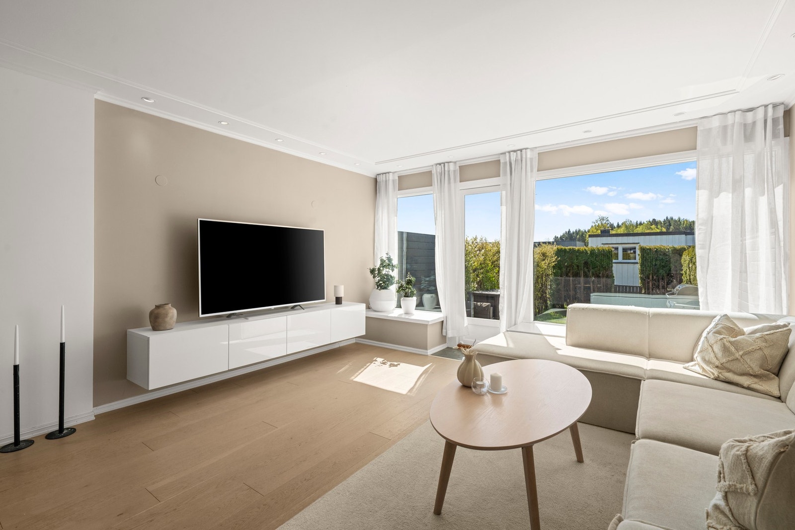 Stue med god plass til sofagruppe og sosial sone. Galleribilde