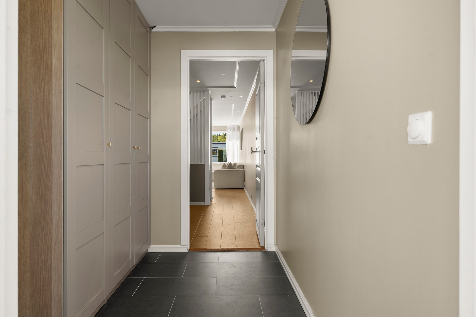 Velkommen inn - lys og innbydende entré med god oppbevaringsplass. Galleribilde