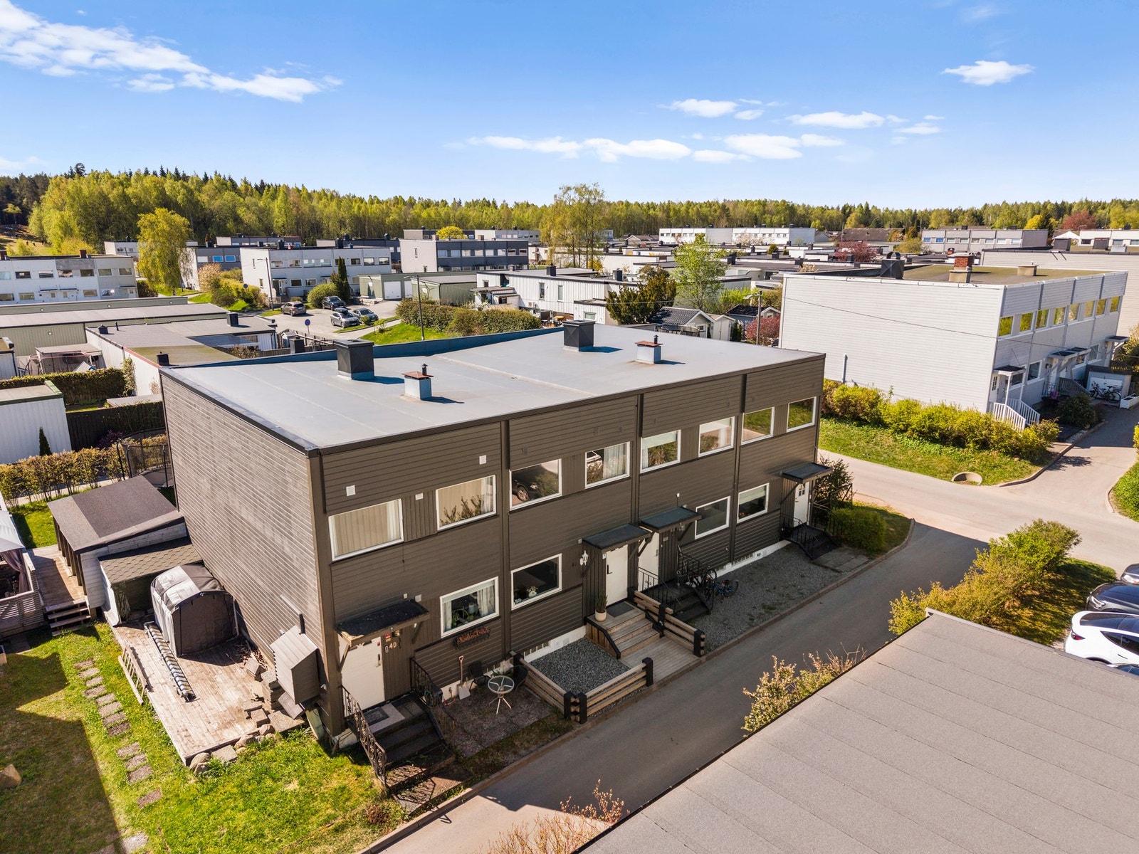 Boligen ligger i et barnevennlig og veletablert boligområde på Nordre Finstad, et område som særlig tiltrekker seg familier, etablerere og naturelskere. Galleribilde