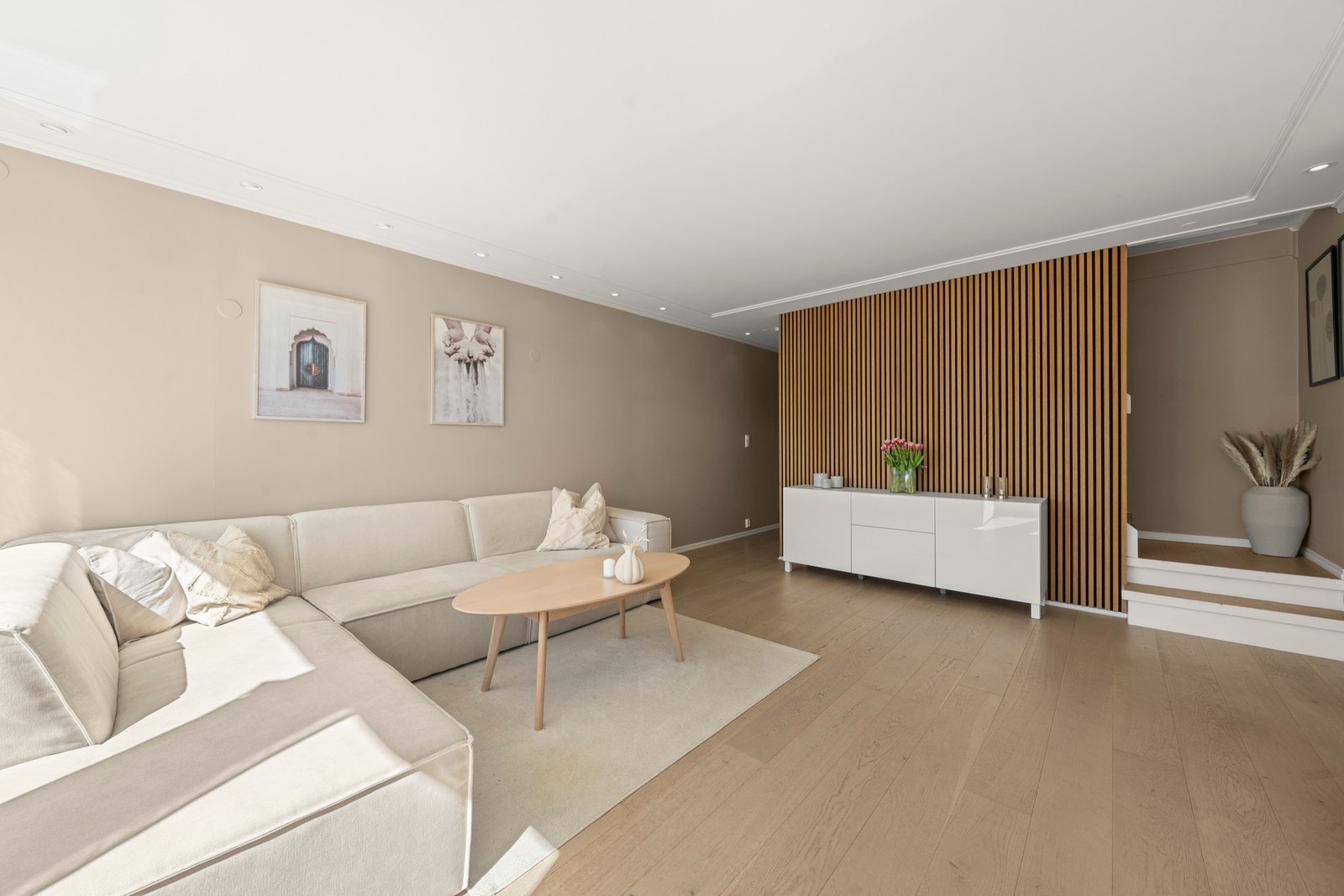 Moderne og harmonisk stue med pene overflater. Galleribilde