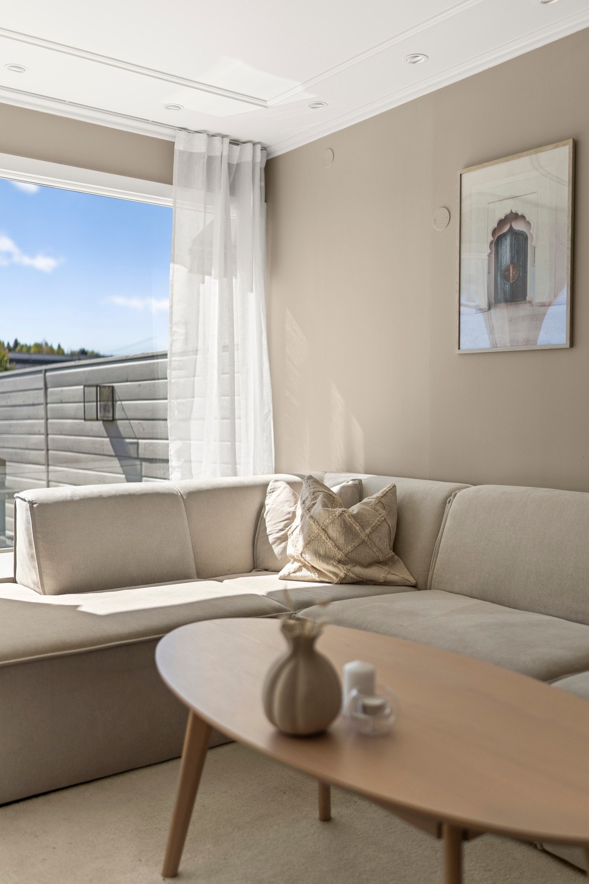 Pent førsteinntrykk med lune fargetoner og praktisk planløsning. Galleribilde