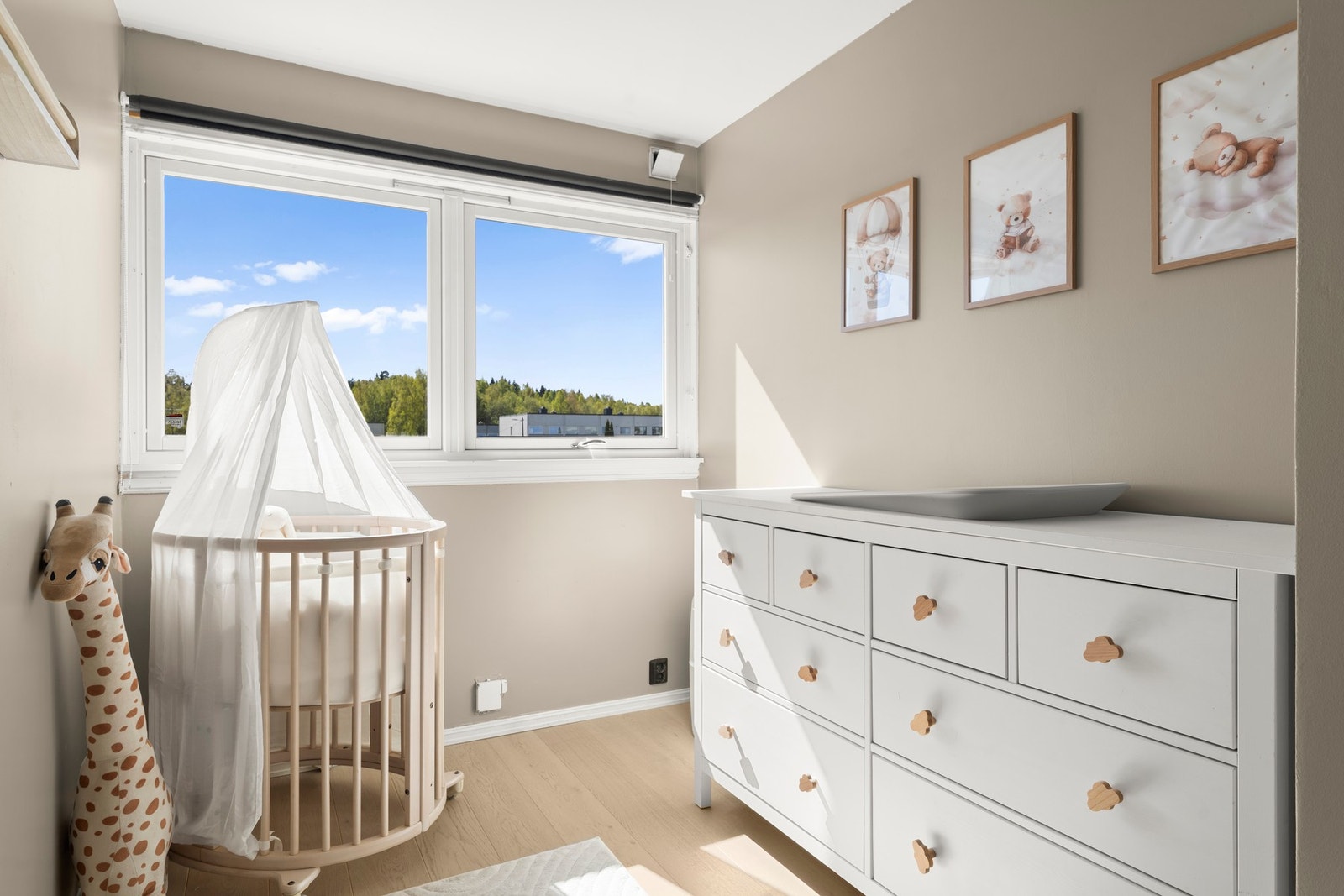 Lyst soverom med fleksible bruksmuligheter. Galleribilde