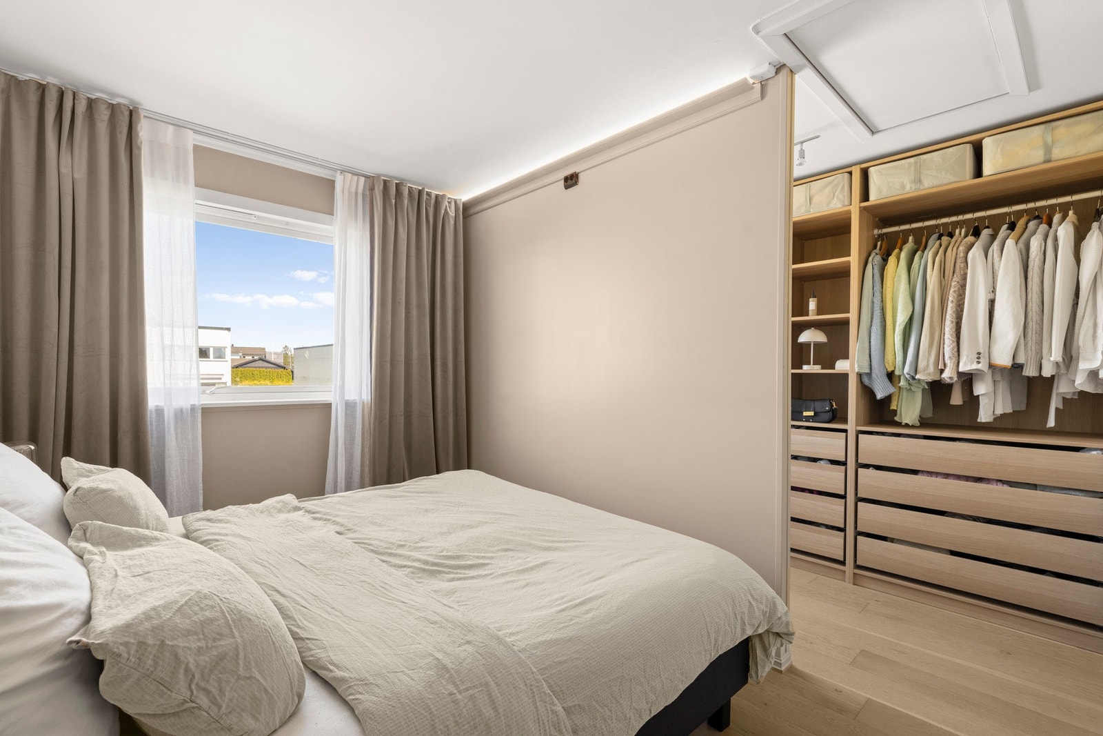 Lunt hovedsoverom med plass til dobbeltseng. Galleribilde
