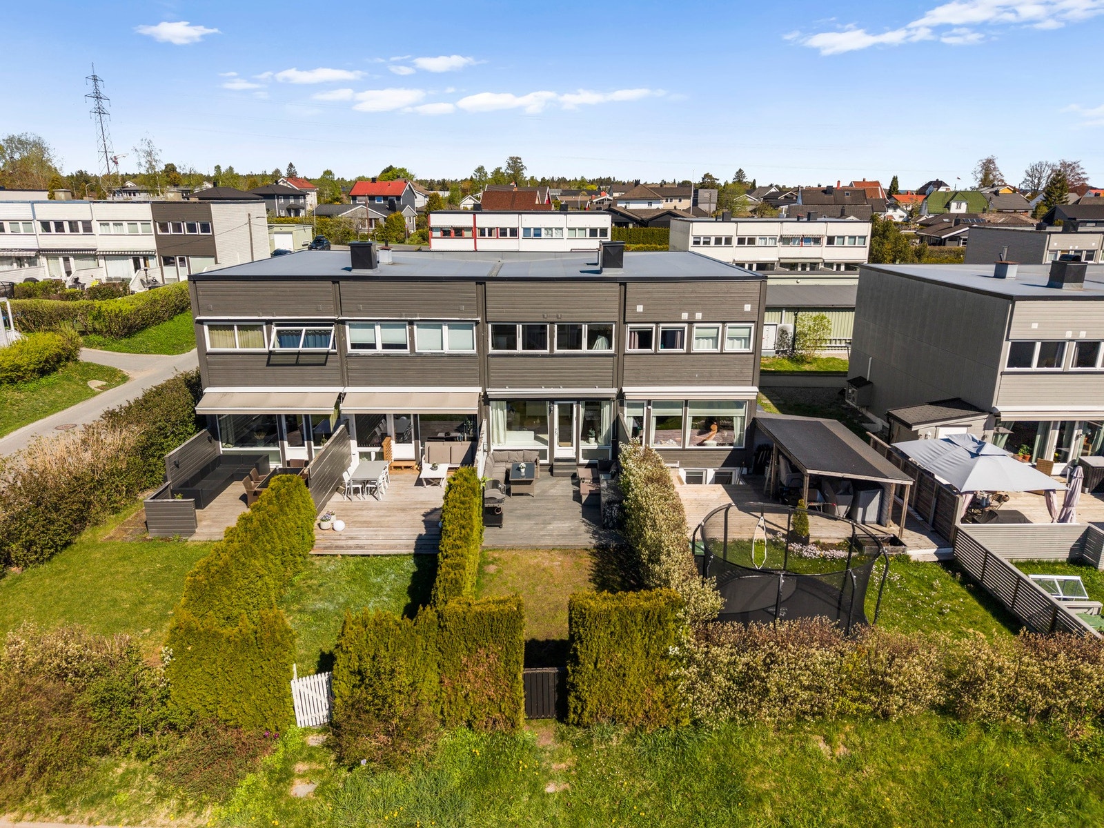 Familiedrøm med hageparadis og solrik terrasse - plass til lek, grilling og gode stunder ute! Galleribilde