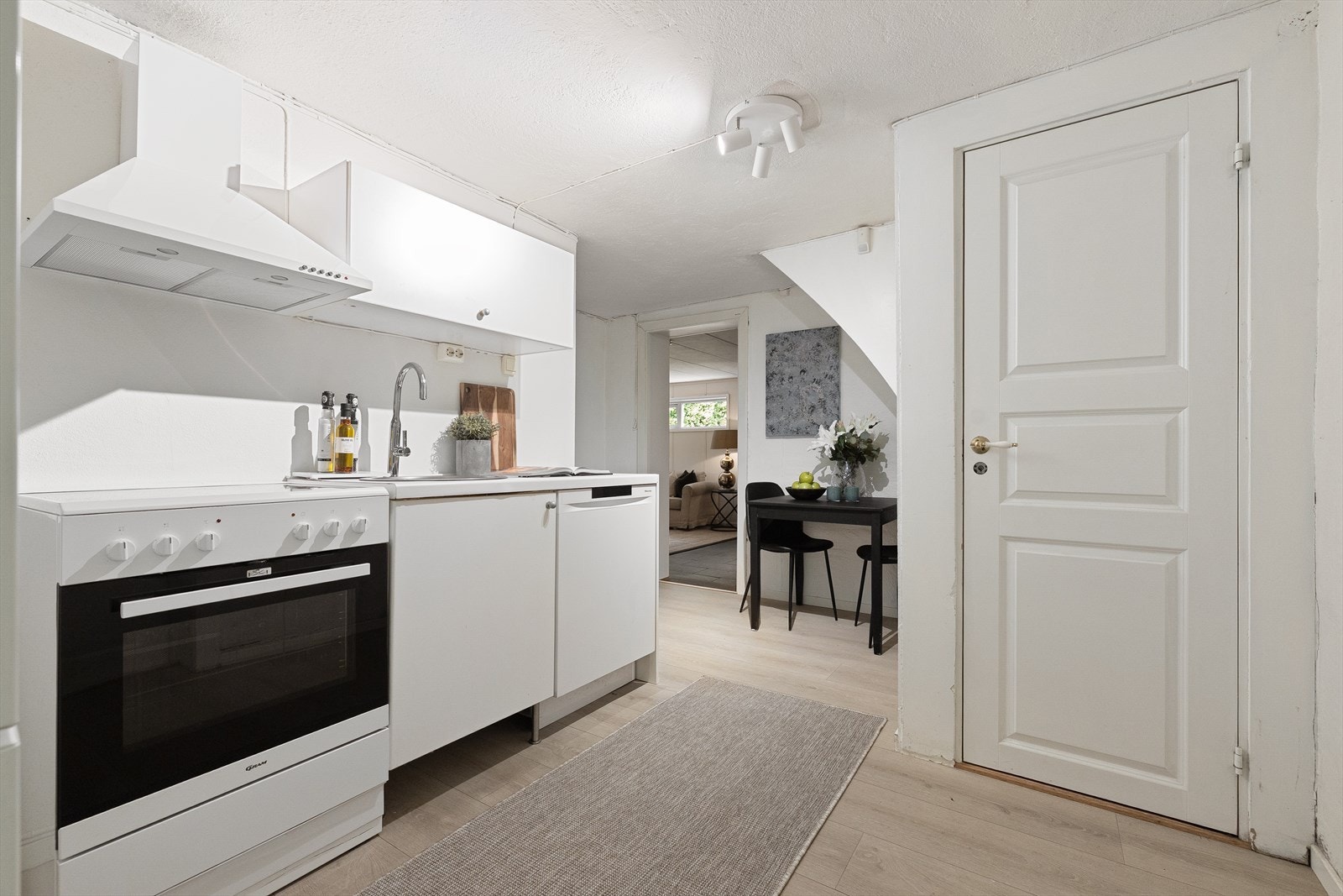 Kjøkken i kjeller er av eldre dato og har innredning med slette fronter. Gulvet er belagt med laminat, og veggene består av slette, malte murflater. Galleribilde