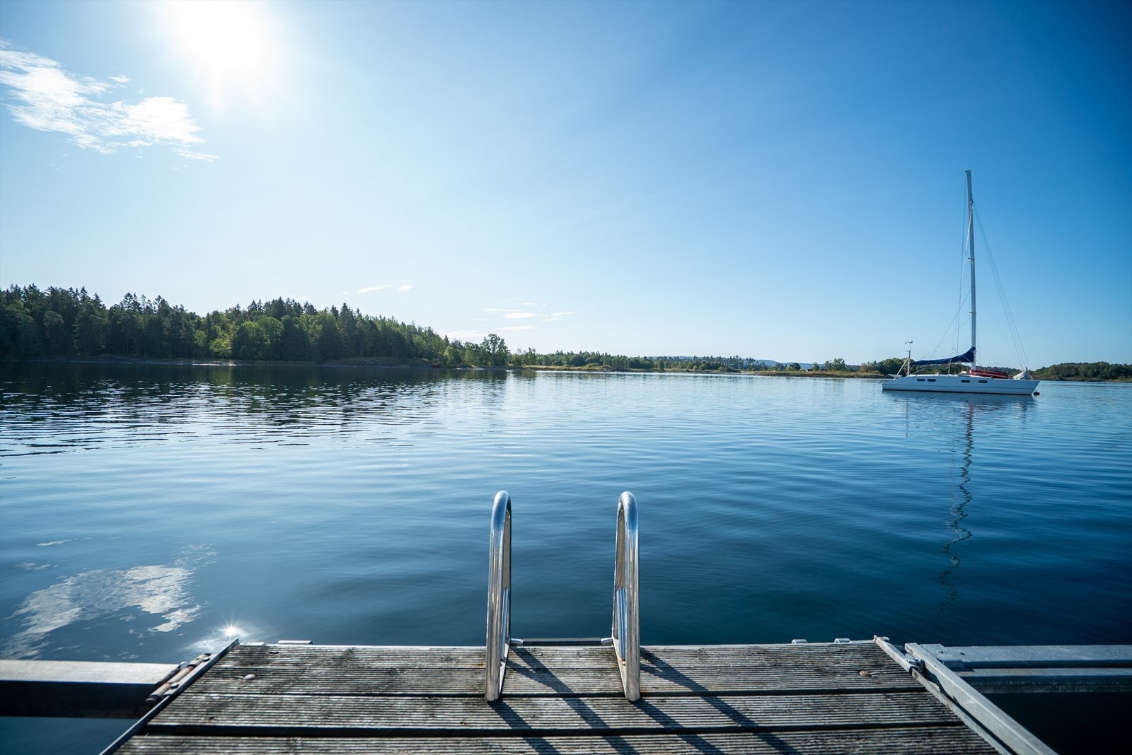 Hva med å starte dagen med et friskt morgenbad i sjøen, som ligger ca. 100 meter unna? Galleribilde