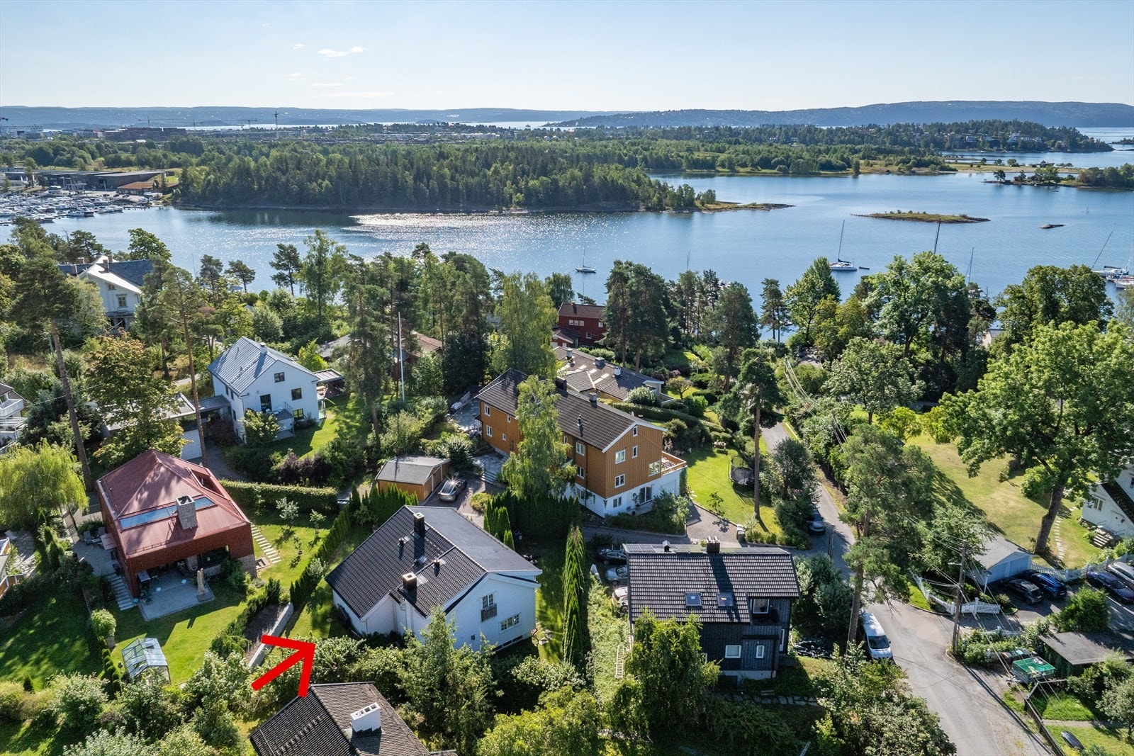 Velkommen til visning på Nedre Høvik - der idylliske omgivelser skaper følelsen av ferie! Galleribilde