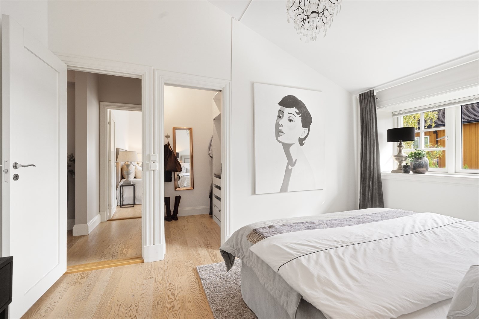 Soverom nr. 2, 3 og 4 er av god størrelse (ca. 15- 17 kvm) og er innredet med garderobeskap/ gardedrobeløsning og har godt med plass til seng, kommode, skrivepult etc. Galleribilde