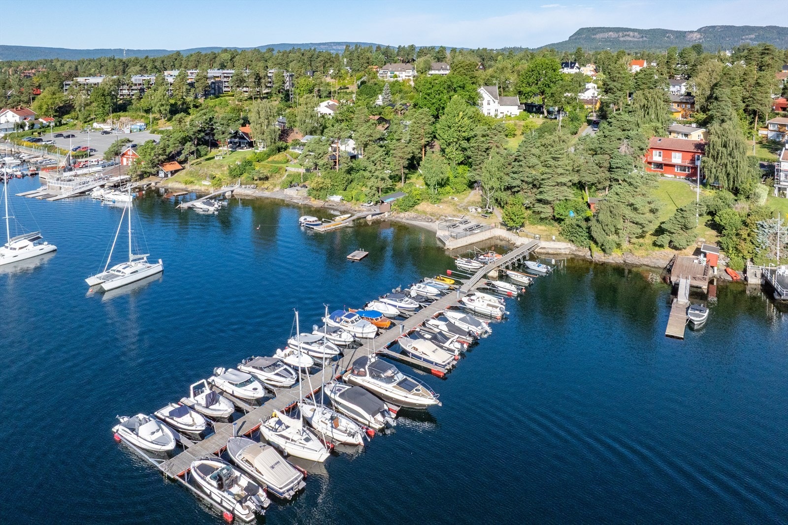 Dette er en flott mulighet til å sikre deg en romslig og innbydende familiebolig med tinglyst rett til bruk av strandparsell og båtplass, som ligger like nedenfor tomten (ca. 100 meter unna) (se vedlagte regler i salgsoppgaven). Galleribilde