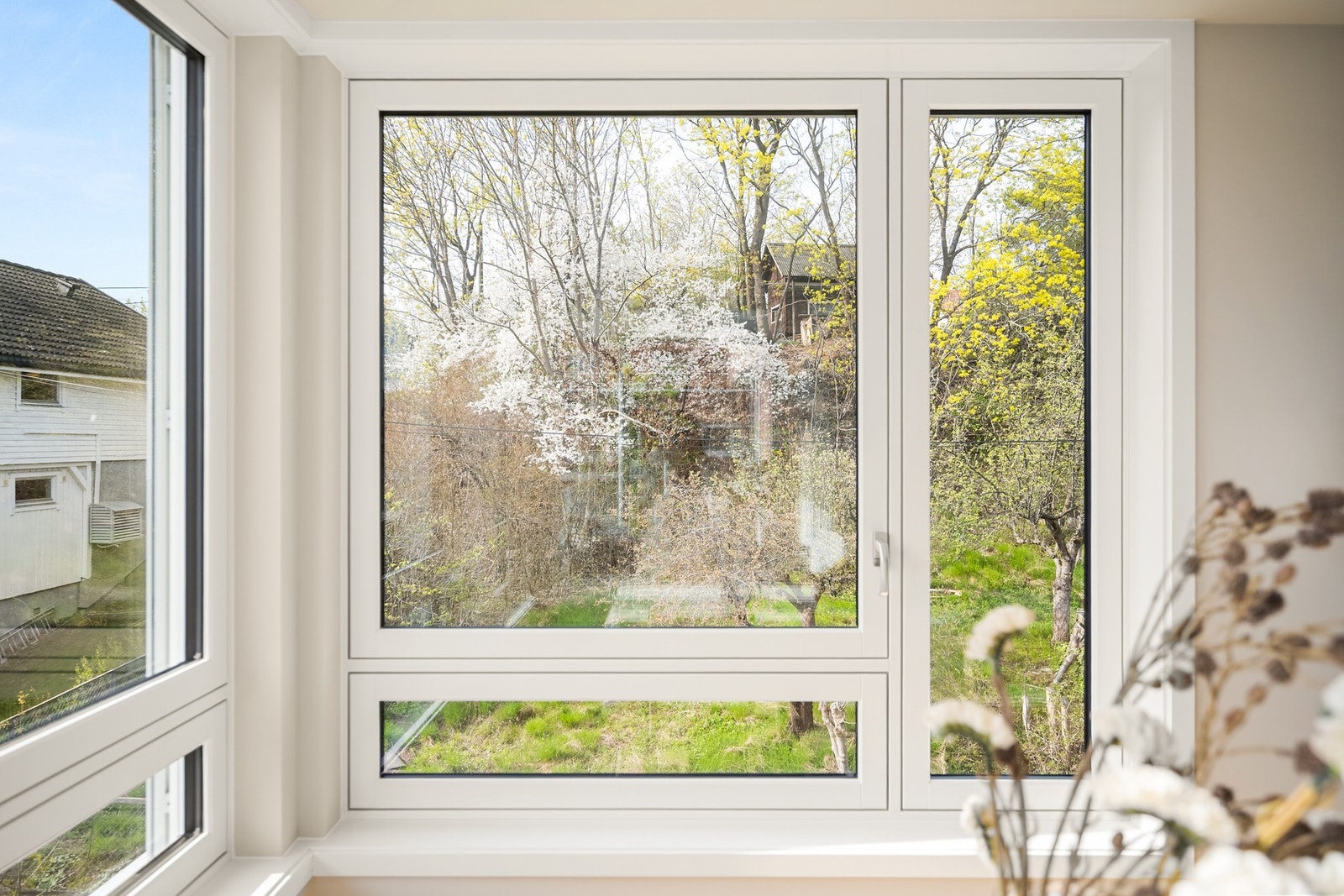 Spisestuen har hyggelig utsyn. Galleribilde