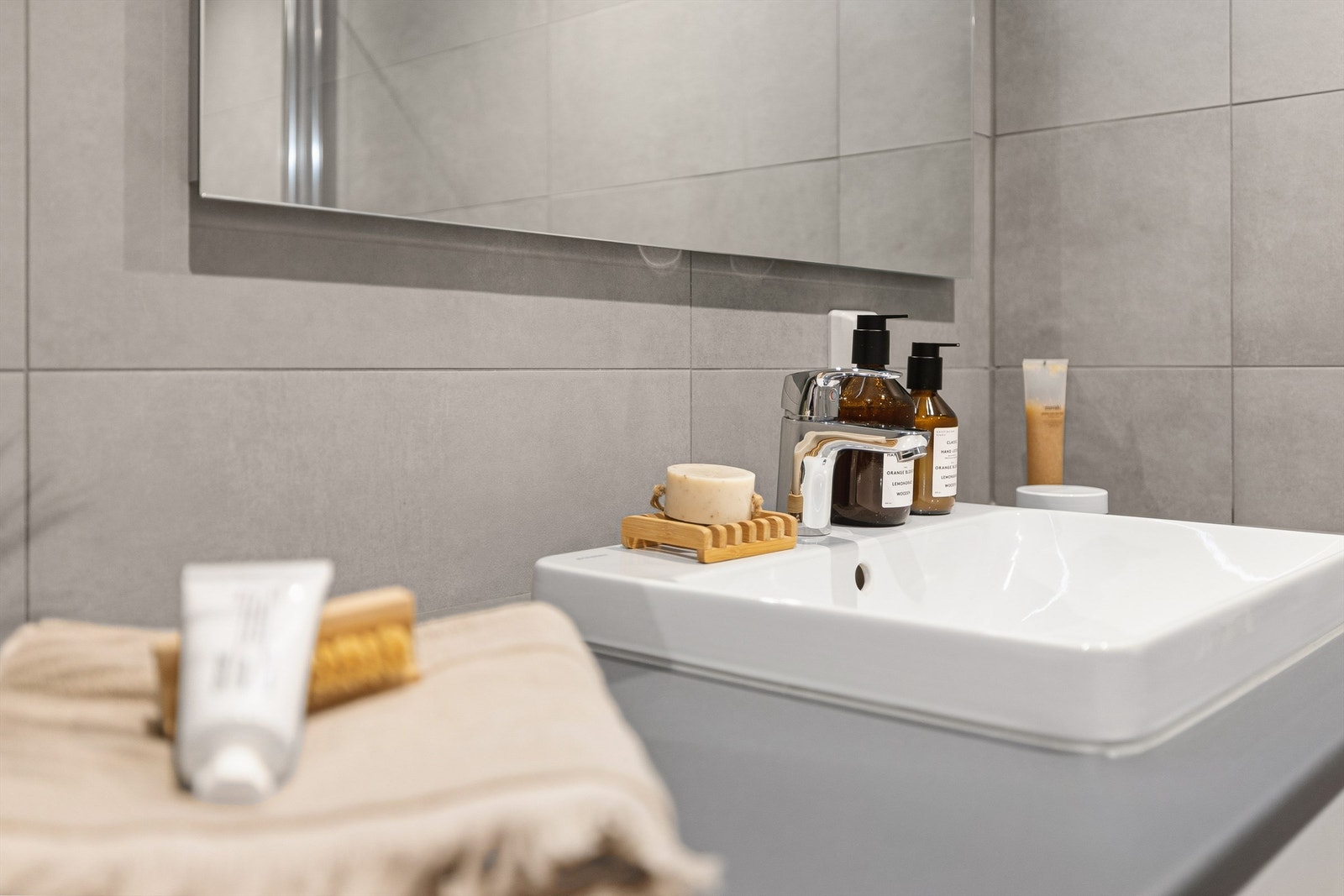 Badet er holdt i lekre og tidløse farger Galleribilde
