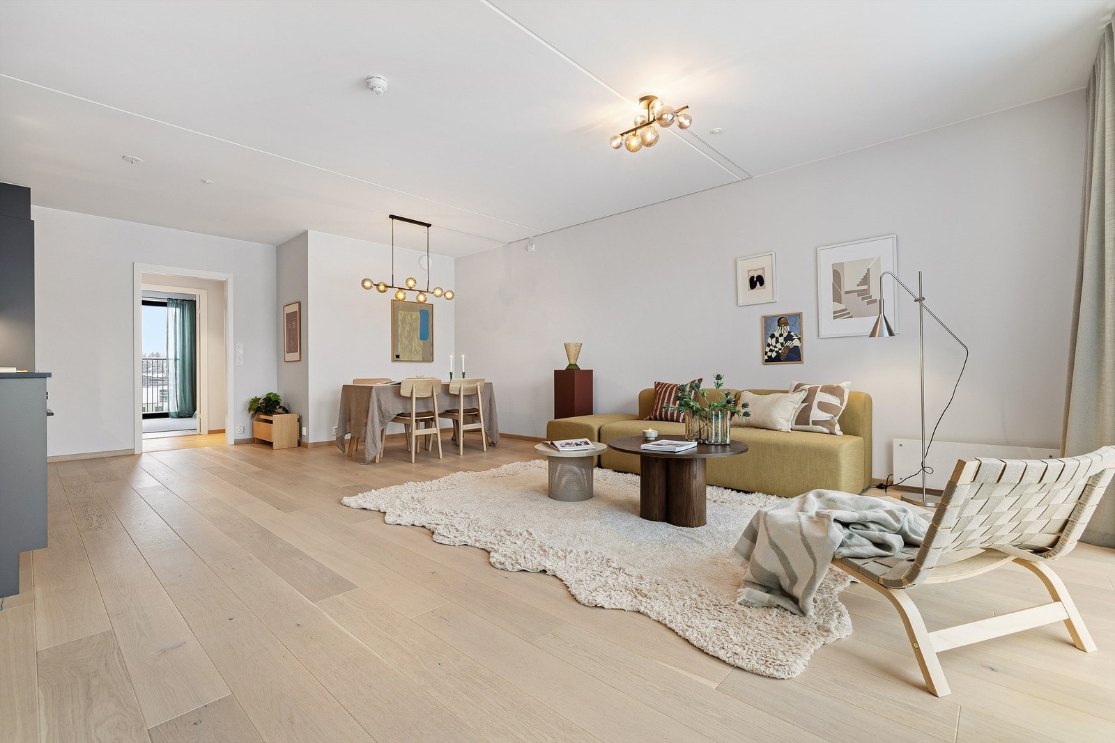 Den åpne planløsningen gjør det enkelt å møblere, med naturlige soner for spisestue og sofakrok. Galleribilde