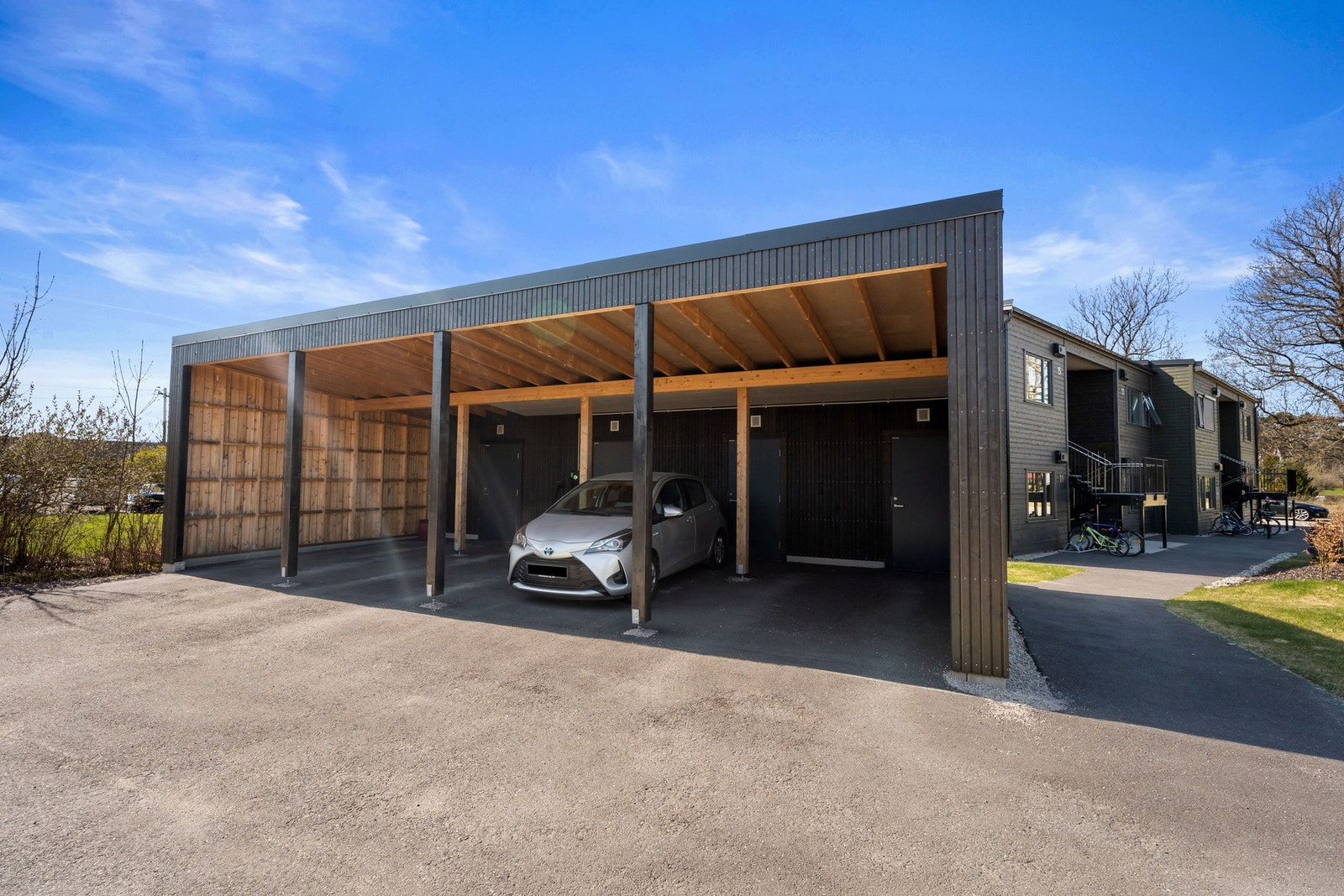 Det medfølger parkering i carport Galleribilde