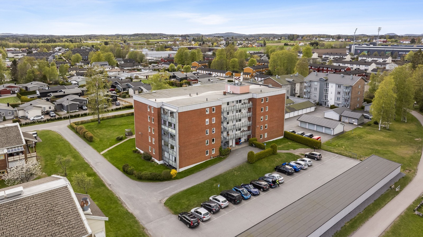 Parkering skjer på felles oppstillingsplass. Borettslaget har etablerte ladepunkter for elbil og hybridbil, og ladding kan benyttes etter avtale. Galleribilde