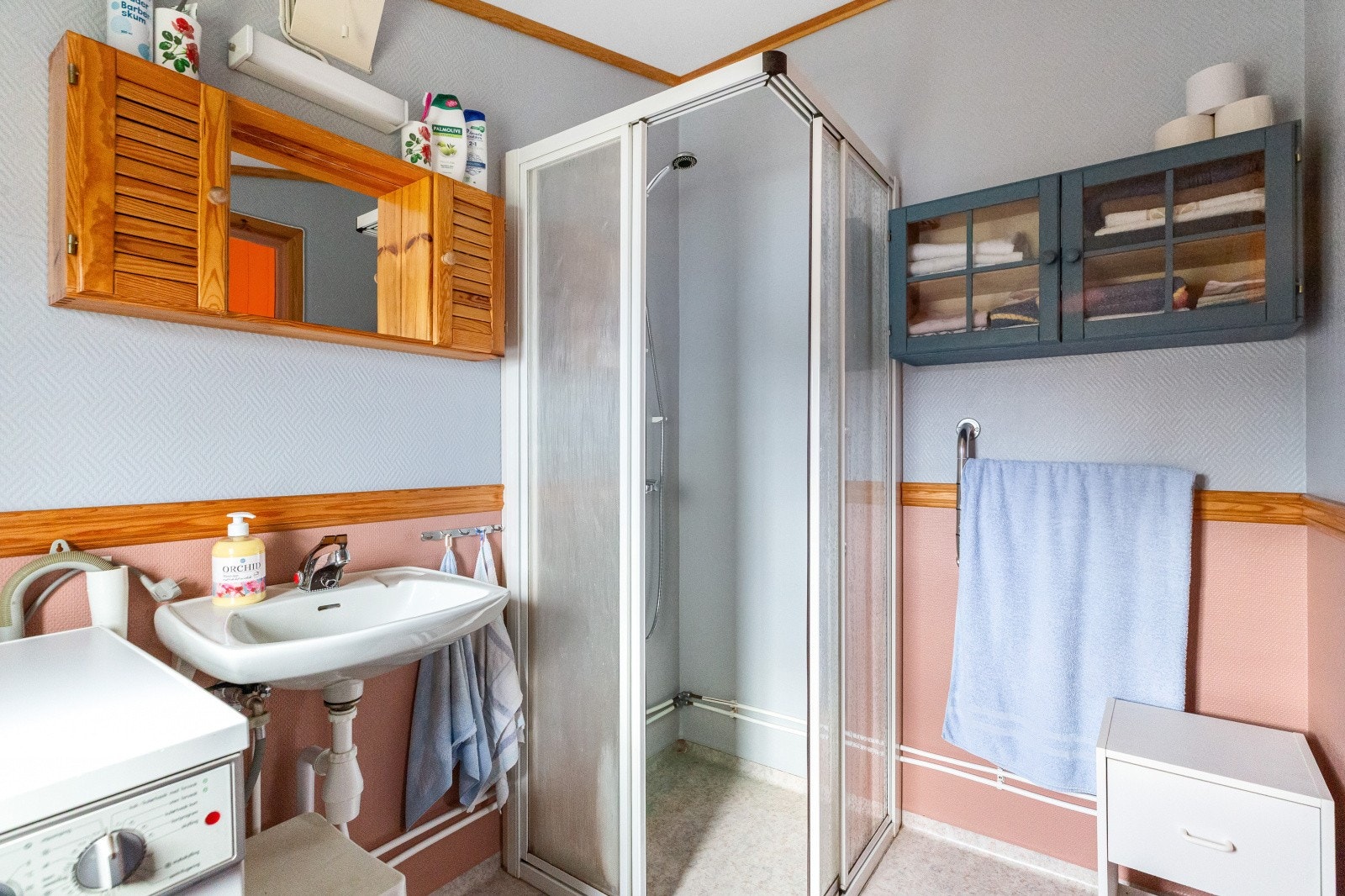 Utstyrt med wc, servant, opplegg for vaskemaskin og dusjhjørne. Galleribilde