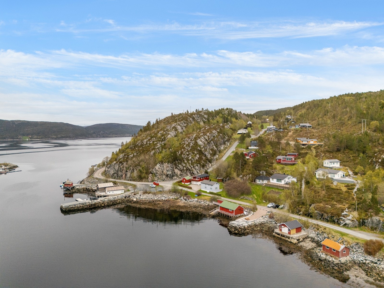 Det er et lite, men trivelig område med umiddelbar nærhet til sjø og båtliv. Galleribilde