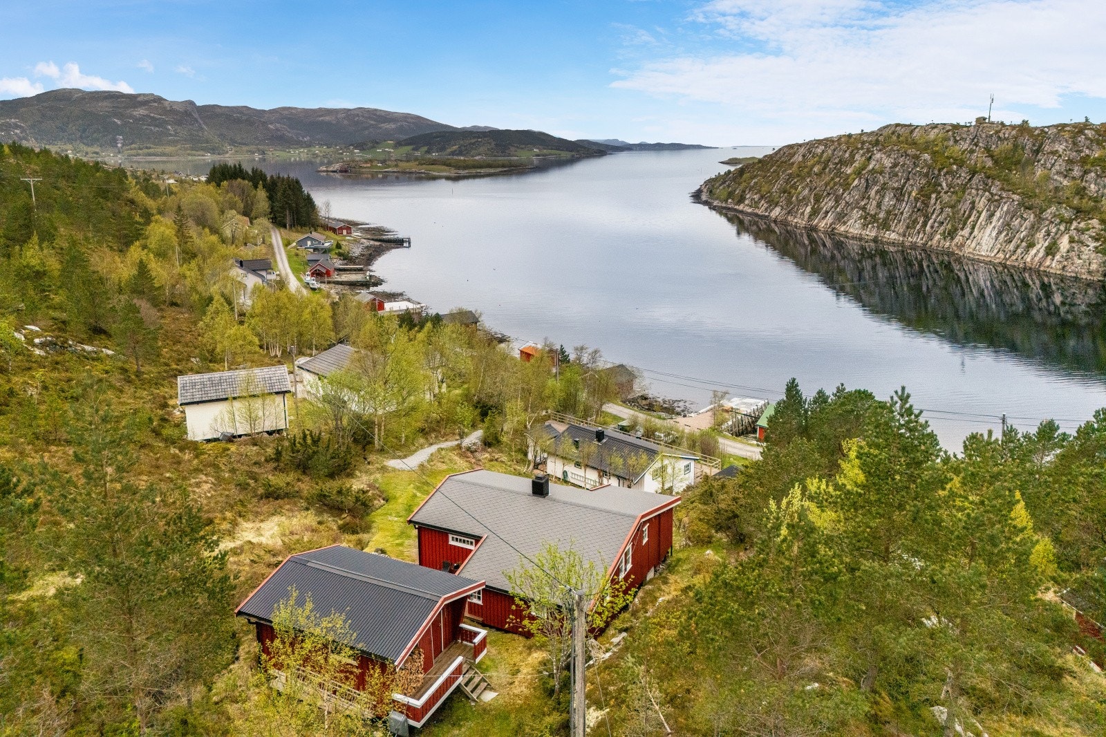 Hytta ligger like ved Råkvåg sentrum. Galleribilde