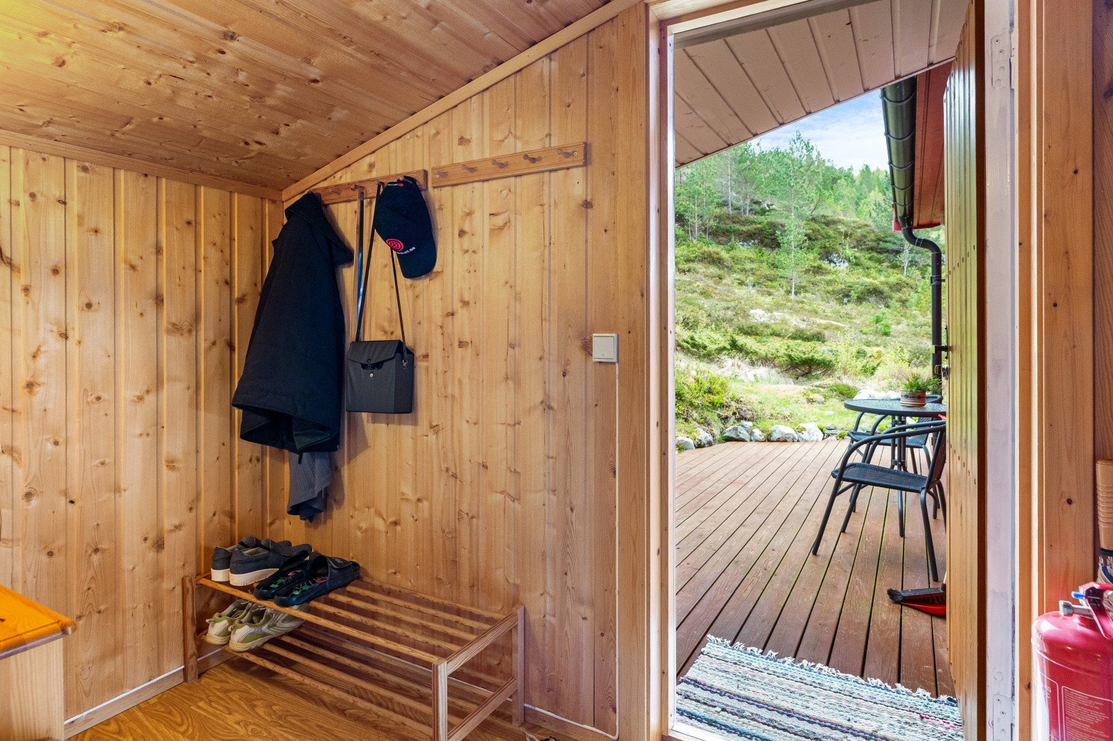 Entré med god plass til garderobeløsning og skotøy. Galleribilde