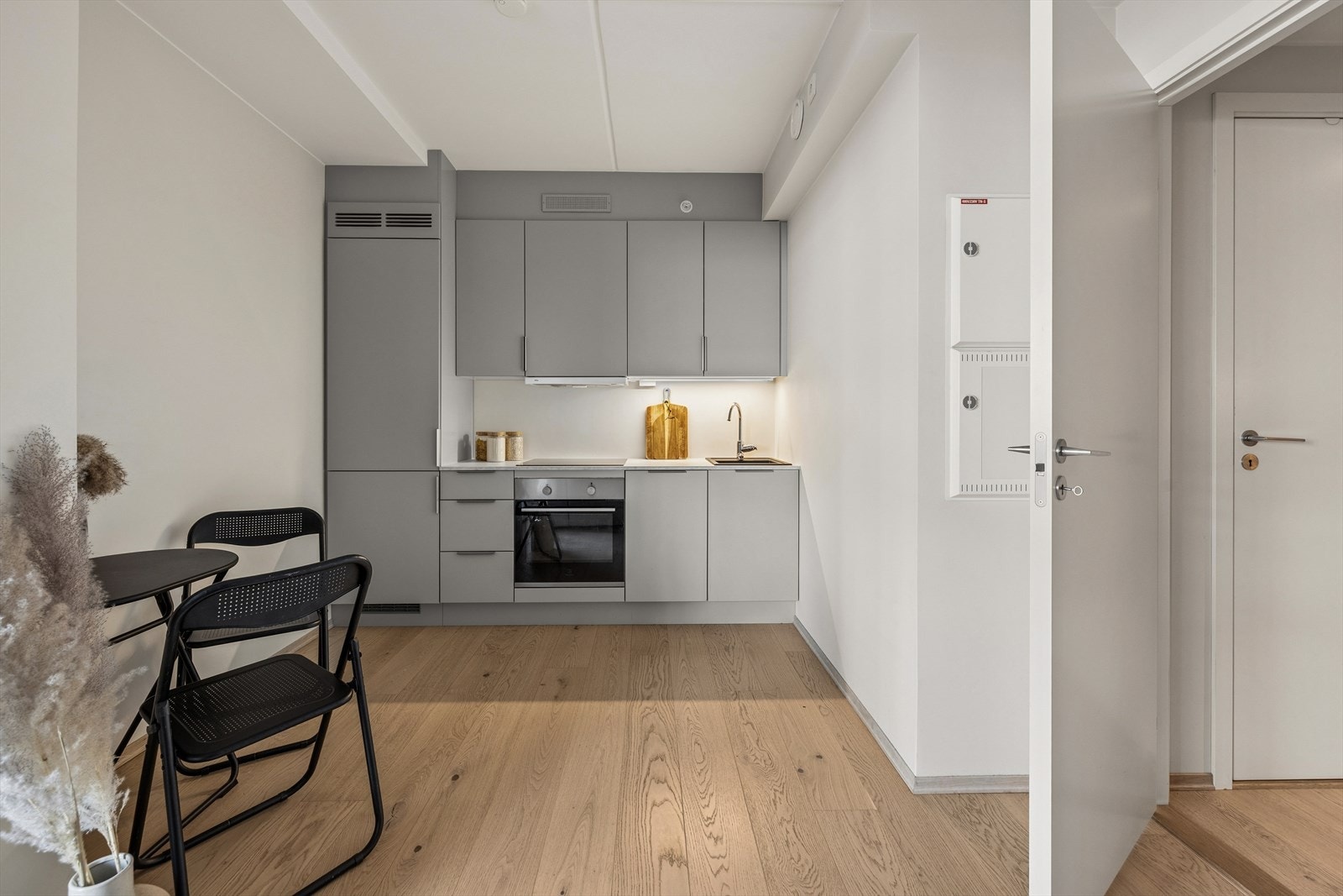 Her finner du også et integrert kombiskap kjøl/frys, som bidrar til et sømløst design. Galleribilde