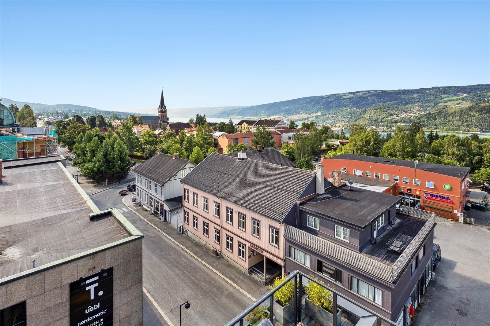 Fra området har du gangavstand til Lillehammer stasjon og nærhet til sentrum. Galleribilde