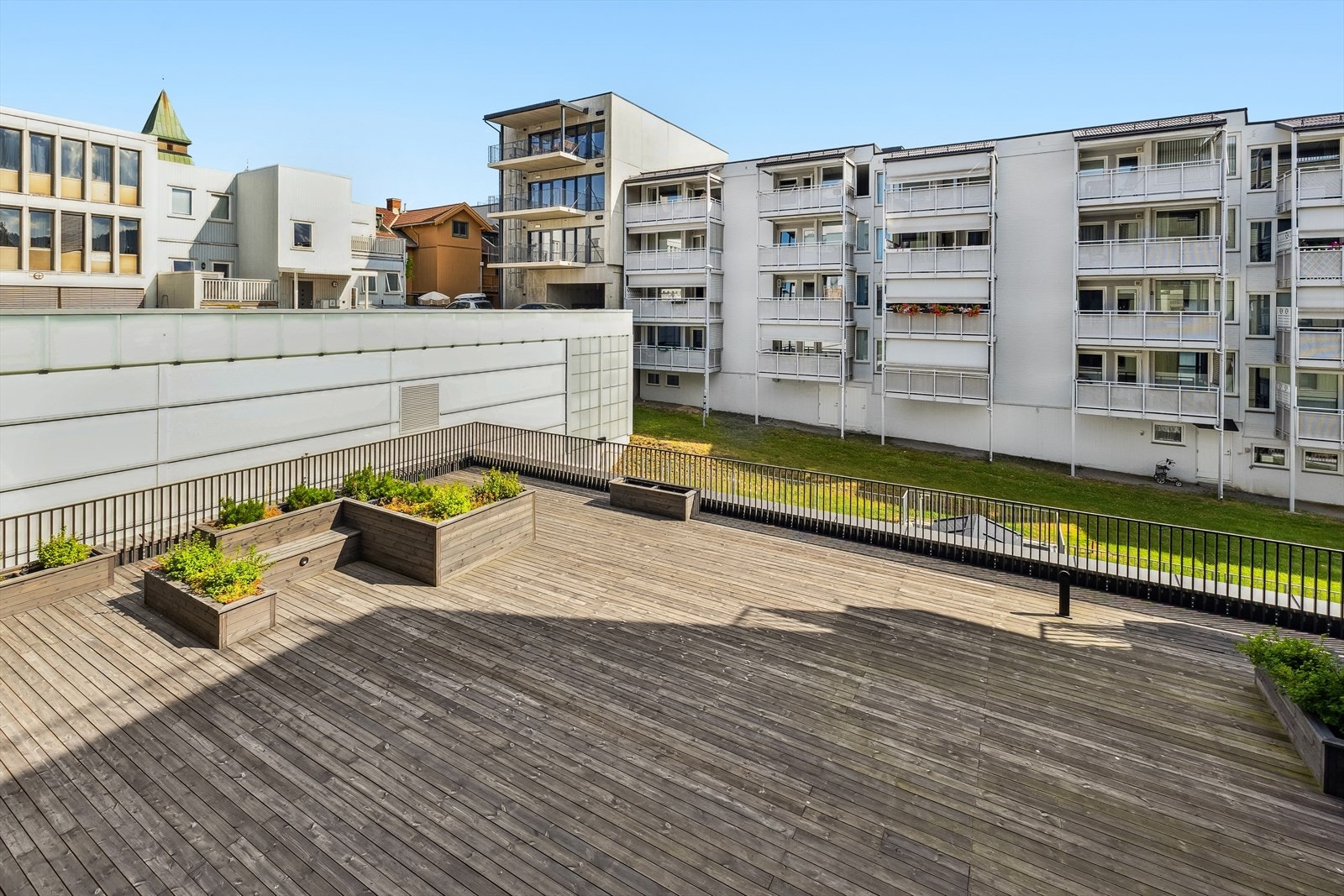 Fellesområdene er utformet med tanke på trivsel, med beplantning og sitteplasser. Galleribilde