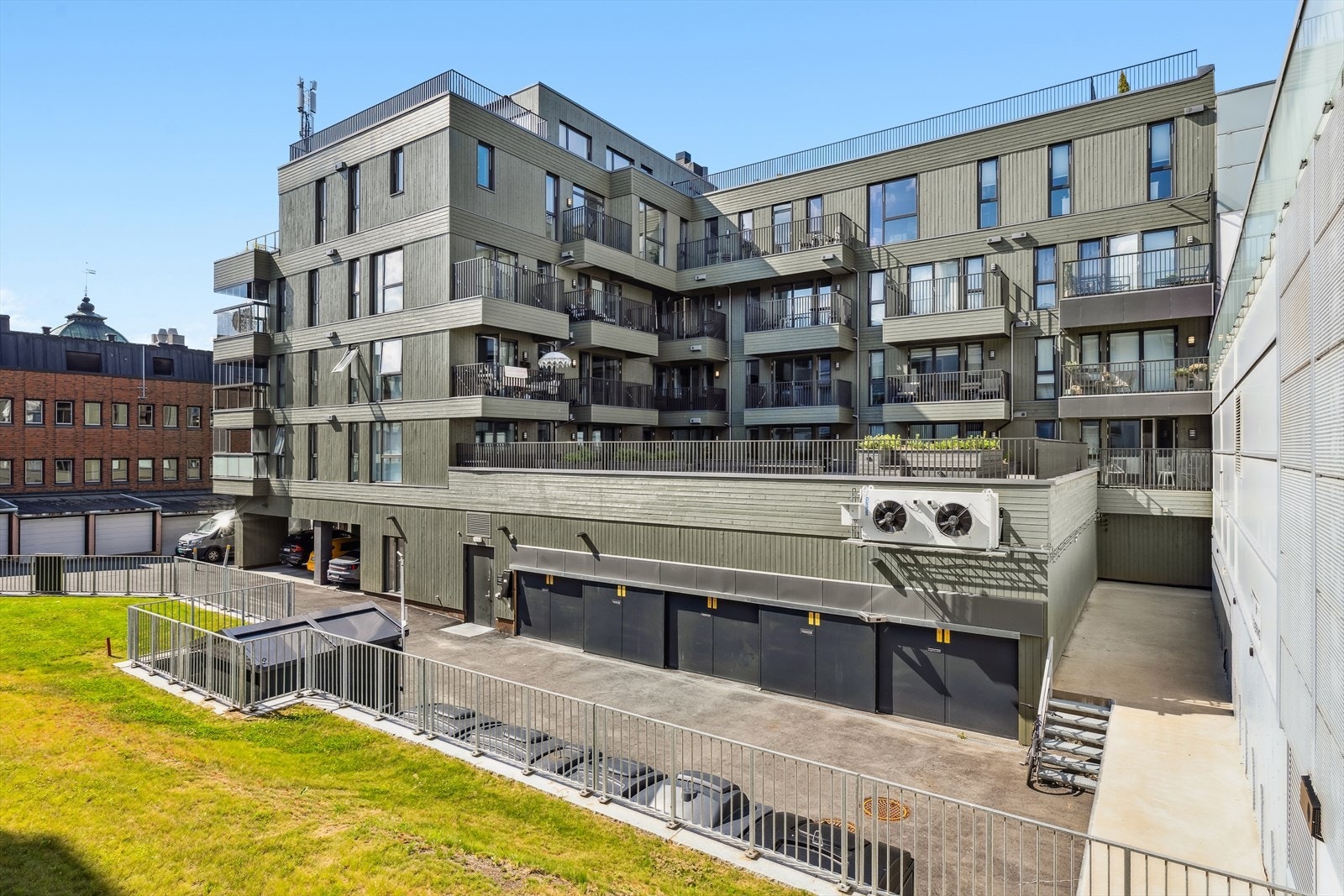 Moderne leilighetsbygg oppført i 2022, med 43 boligseksjoner og 2 næringsseksjoner. Galleribilde