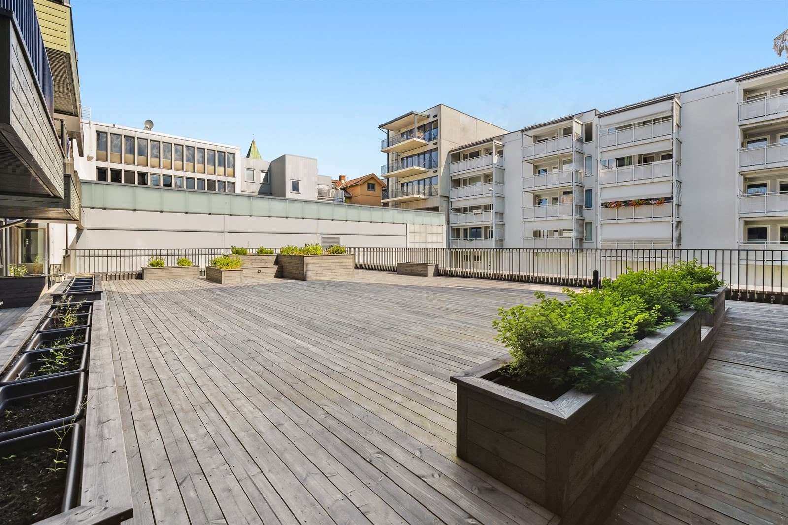 Innvendig gårdsrom med grøntanlegg som er forbeholdt boligseksjonene. Galleribilde