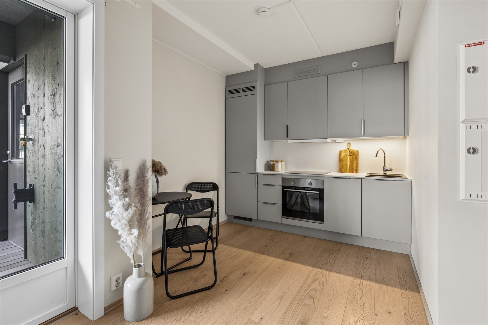 En terrassedør med glass bidrar til rikelig med naturlig lys og enkel utgang til uteplassen. Galleribilde