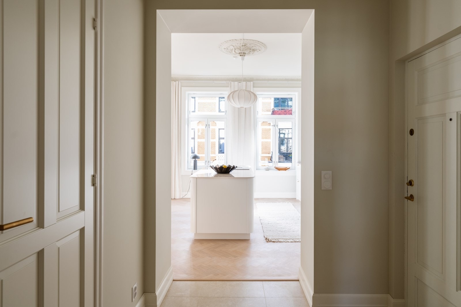 Leiligheten har en særdeles god planløsning med oppholdsrom mot Gimleveien, og to soverom mot indre gårdsrom. Galleribilde