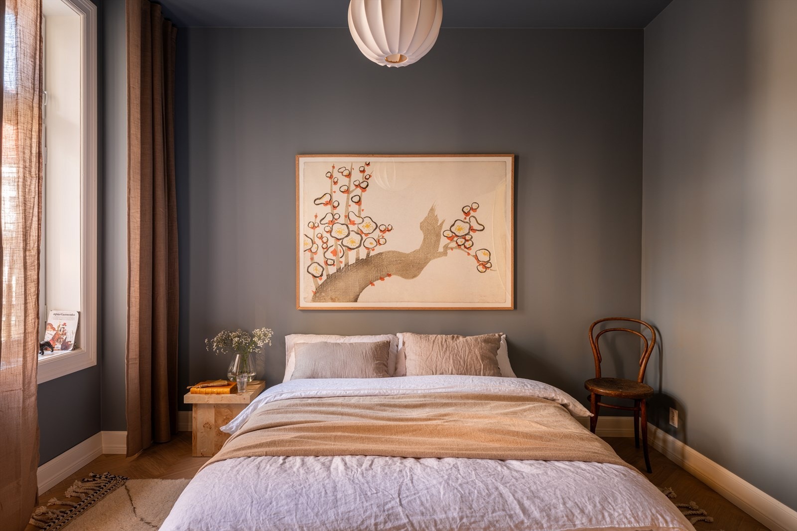 Dette er det minste soverommet, men er allikevel i en svært god størrelse med plass til dobbeltseng, nattbord og garderobeskap. Galleribilde