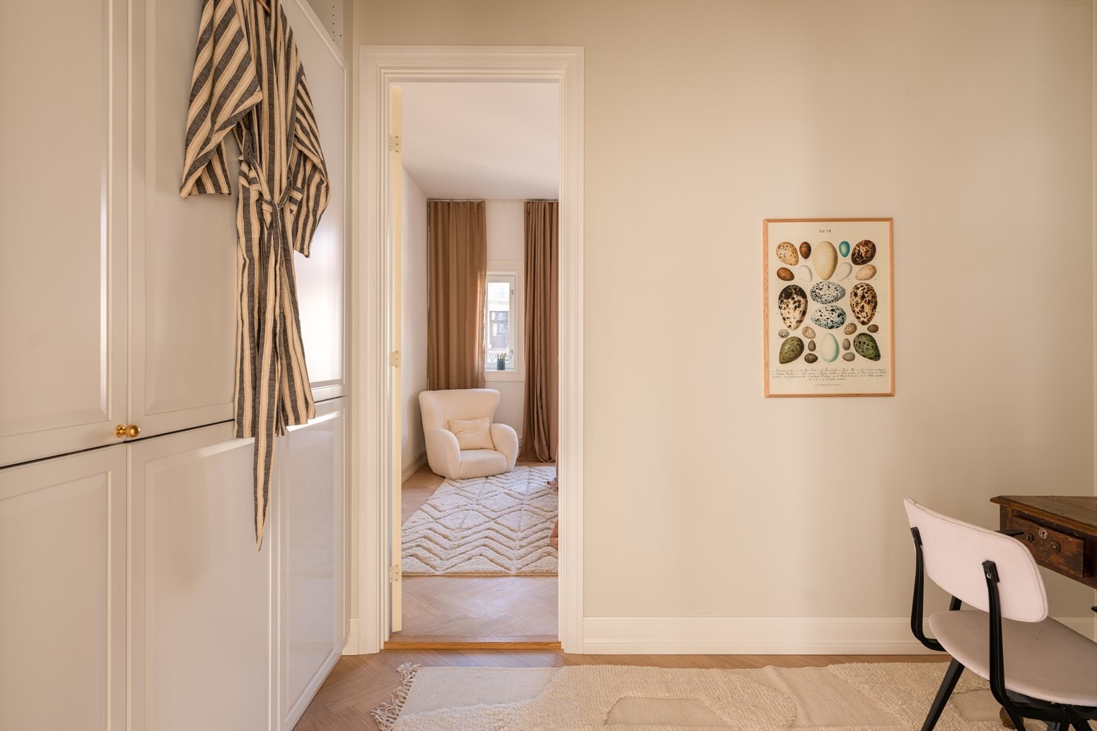 I tilknytning til hovedsoverommet er det etablert et fleksibelt rom som kan benyttes som walk-in-closet, hjemmekontor eller barnerom, etter behov. Galleribilde