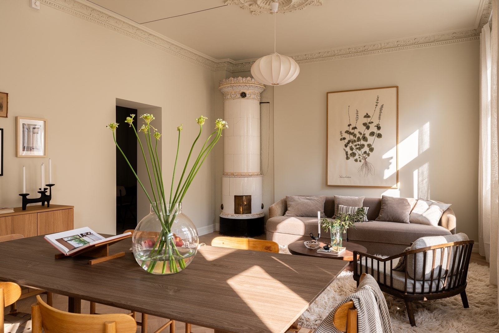 Stort oppholdsrom gir rom for både stort spisebord og sofagruppe. Her kan man fint invitere både venner og familie på besøk. Galleribilde