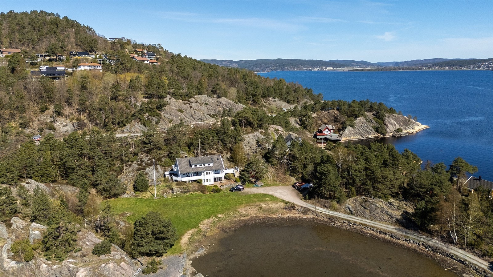 Velkommen til Varen 17, en meget romslig og flott enebolig med lang strandlinje Galleribilde