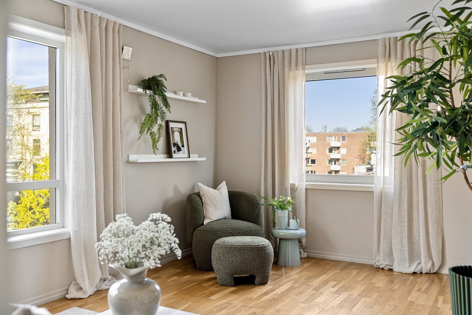 Det er parkett på gulv og malte overflater. Galleribilde